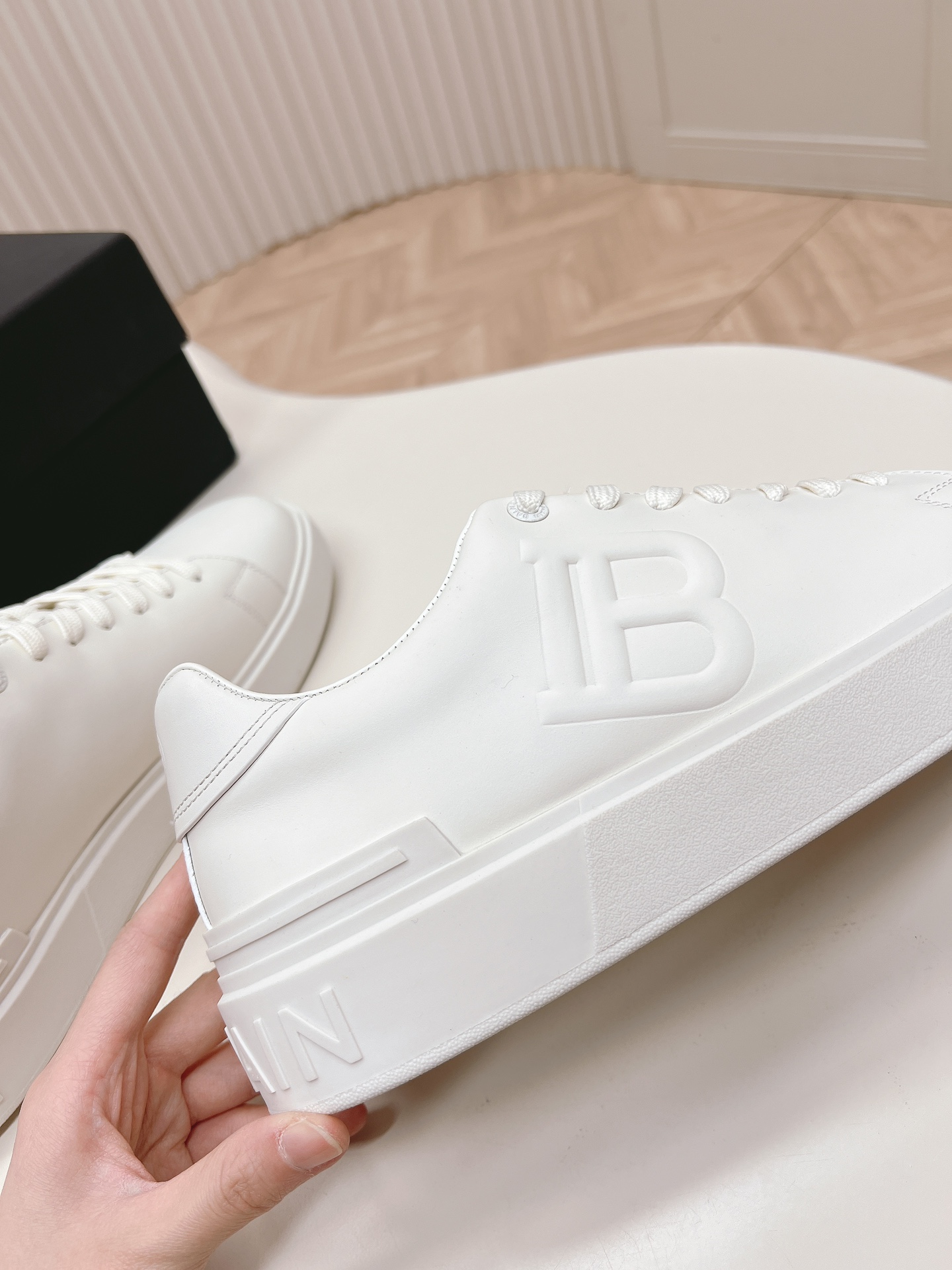 Bold and Empowering: P759 Balmain Men’s Scratch Sneakers – Velvet Details, Fashion Language. - 图片 7