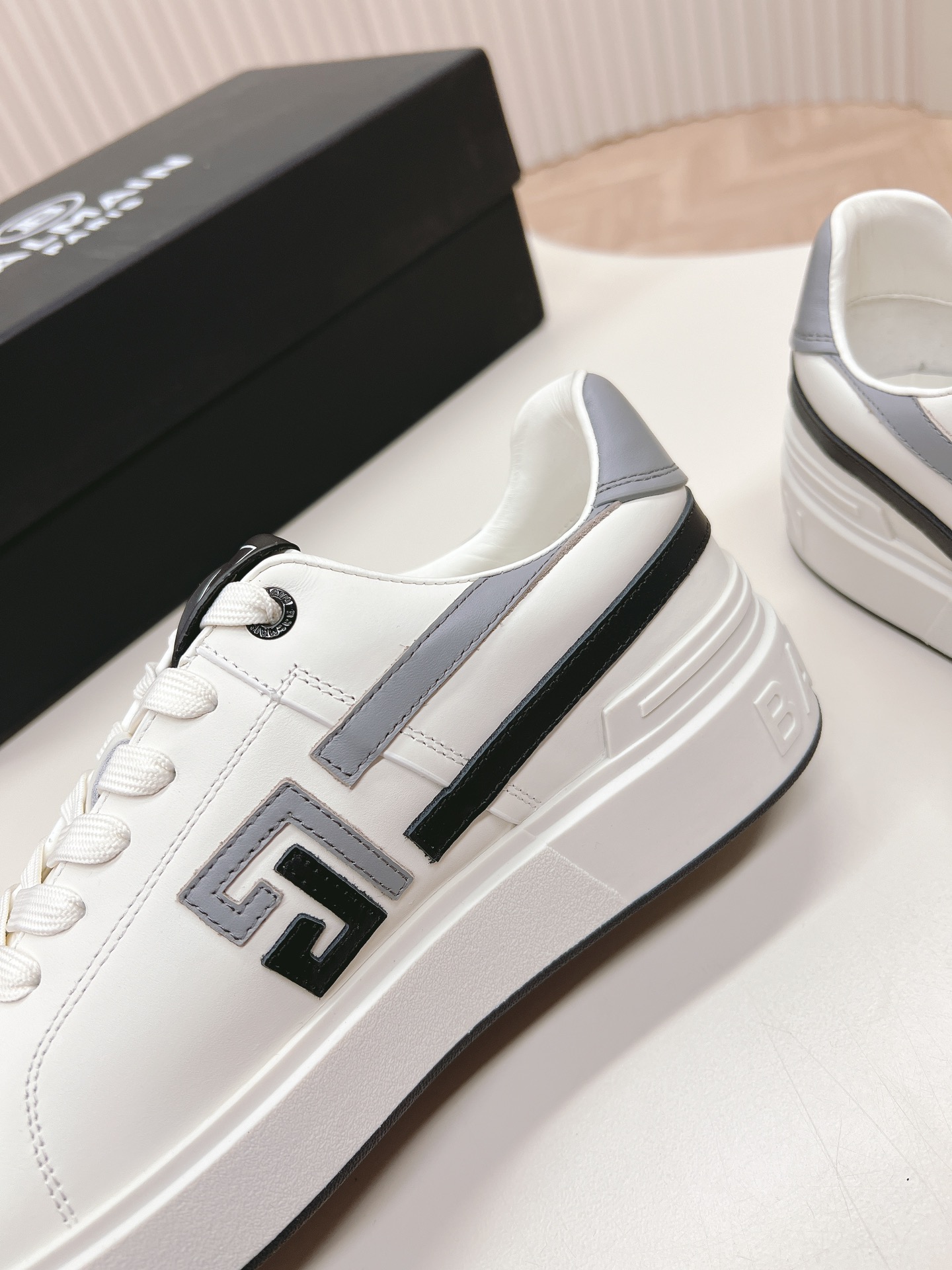 Bold and Empowering: P759 Balmain Scratch Men’s Sneakers Series - 图片 6