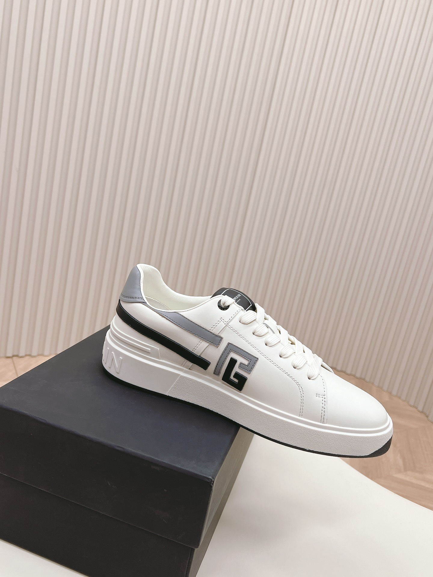 Bold and Empowering: P759 Balmain Scratch Men’s Sneakers Series - 图片 4