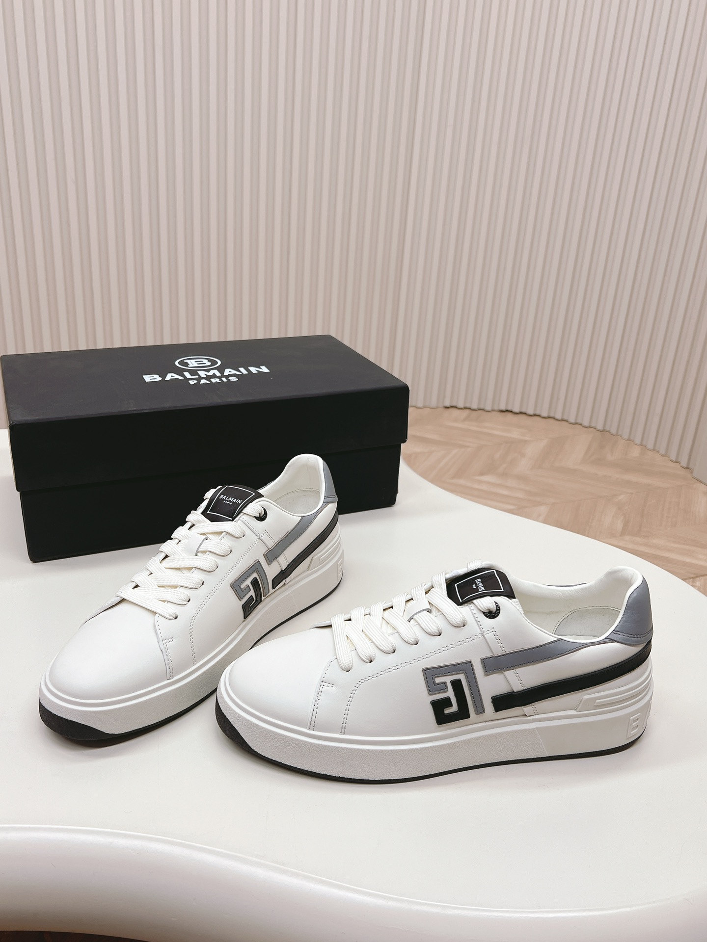 Bold and Empowering: P759 Balmain Scratch Men’s Sneakers Series - 图片 3