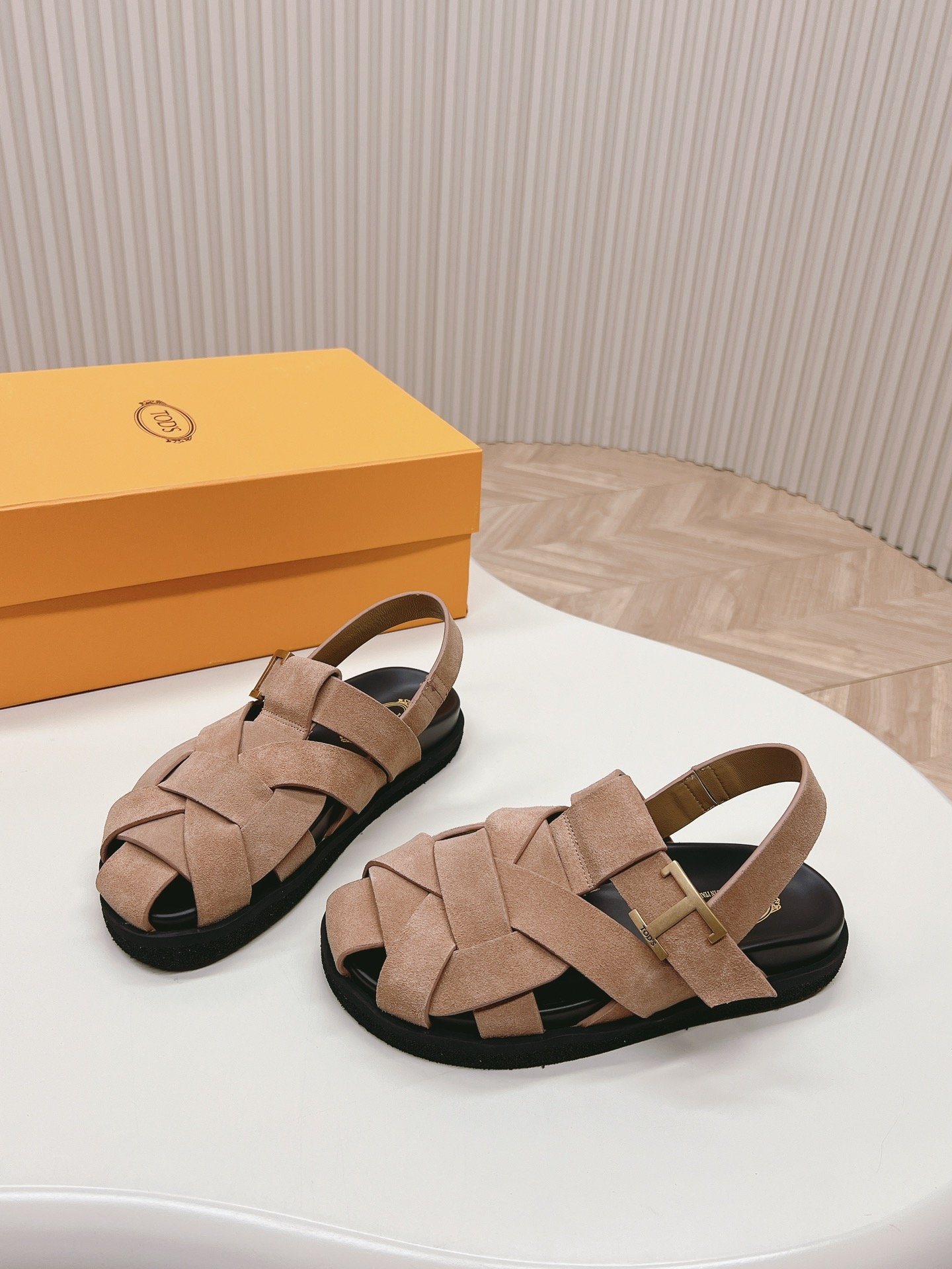 Tods托德斯2024新款罗马凉鞋猪笼鞋手工编织皮面复古时髦前T标志性金属标搭配每一个设计元素都踩在时髦
