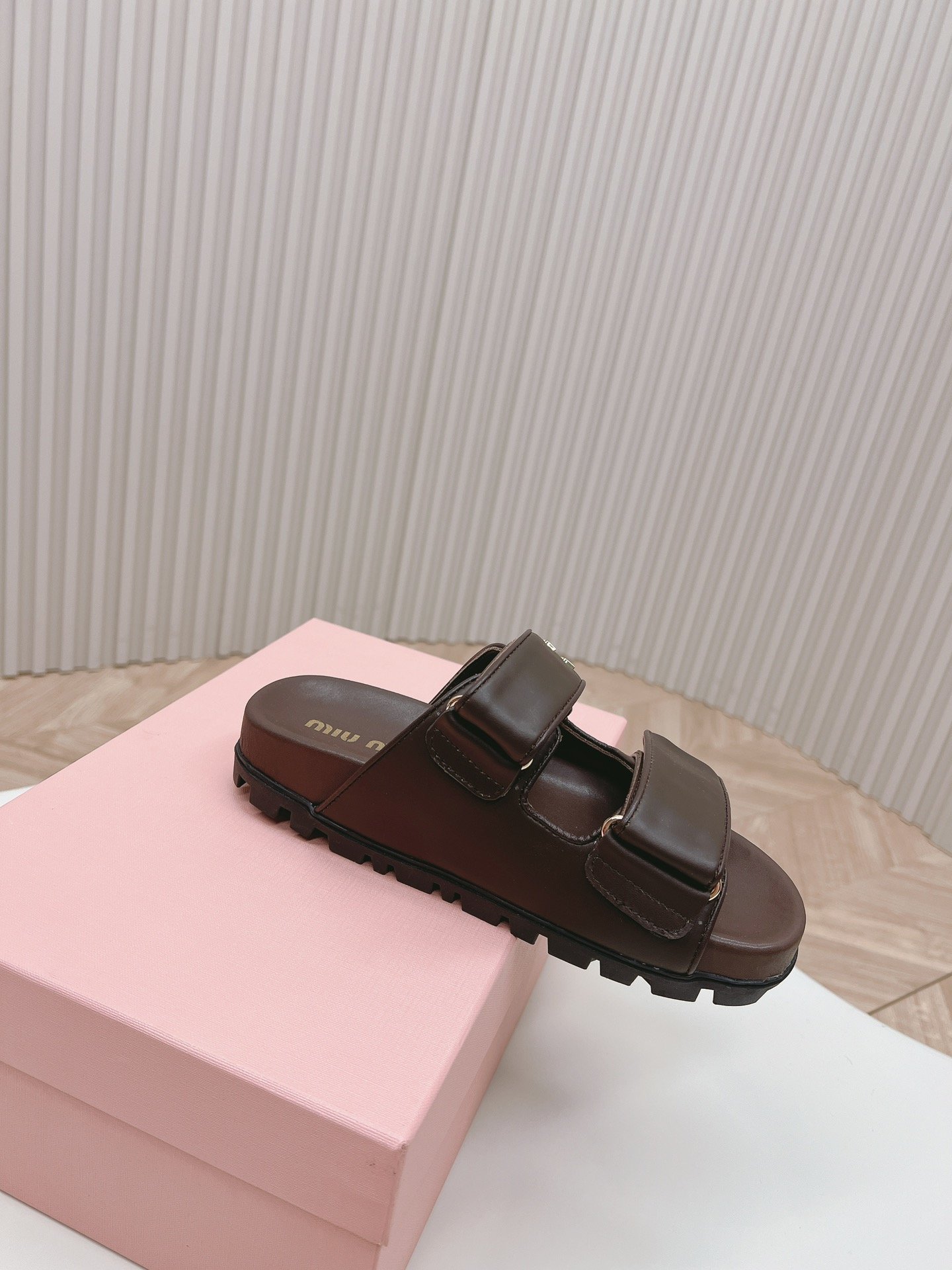Miumiu缪缪2024春夏新款拖鞋凉鞋巴黎时装周最新走秀款舒适度与时髦度并存的开挂全新系列圆头设计搭配