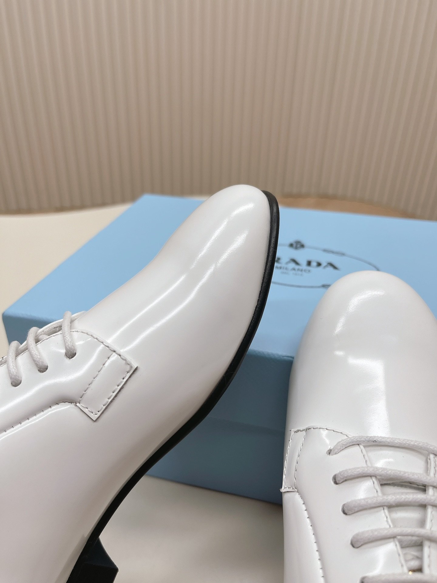 Dior迪奥2024新款英伦风中性小皮鞋乐福鞋复古时尚经典单品巴黎时装周第一场分量十足的大秀场打造的新品