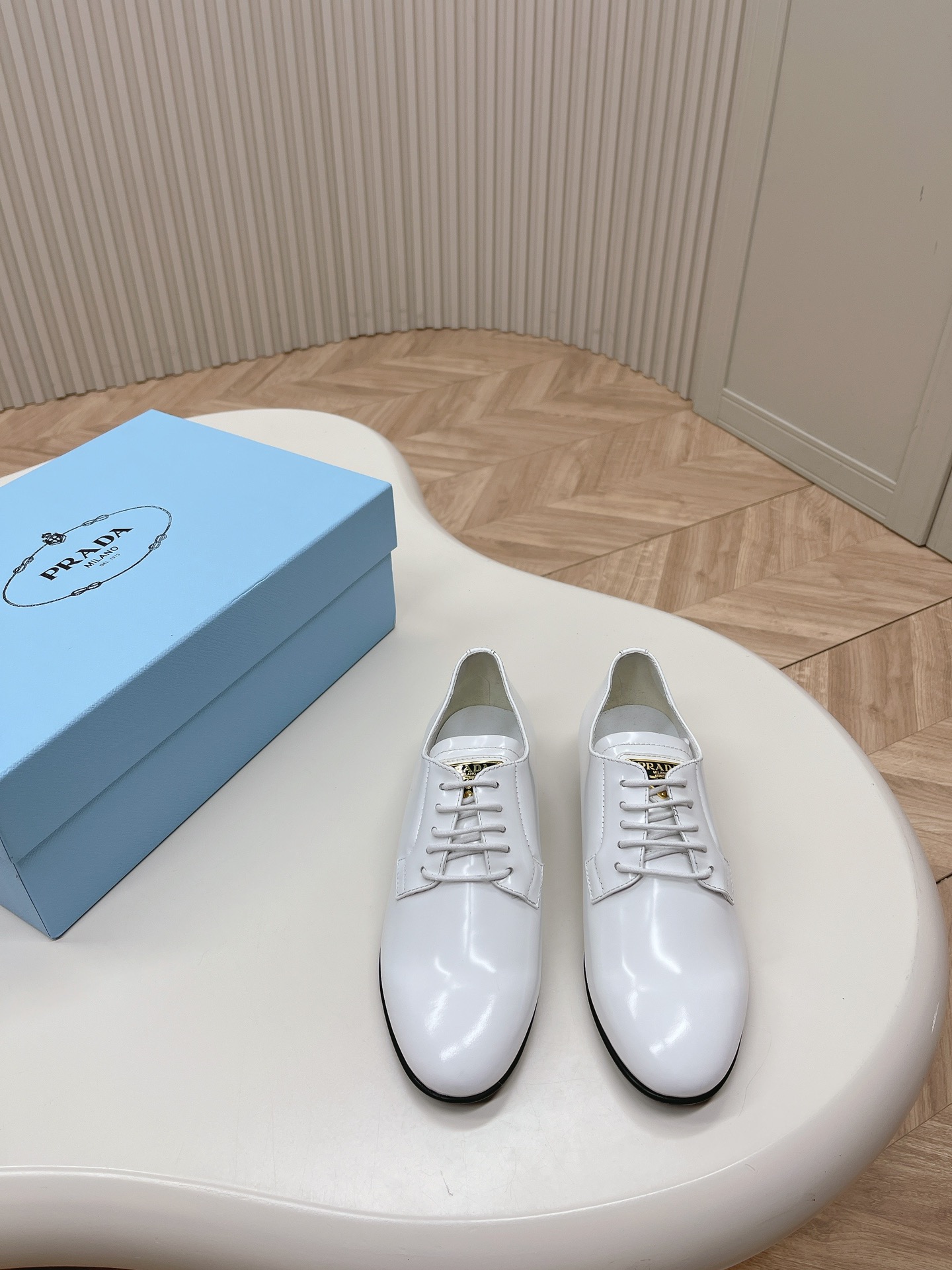 Dior迪奥2024新款英伦风中性小皮鞋乐福鞋复古时尚经典单品巴黎时装周第一场分量十足的大秀场打造的新品