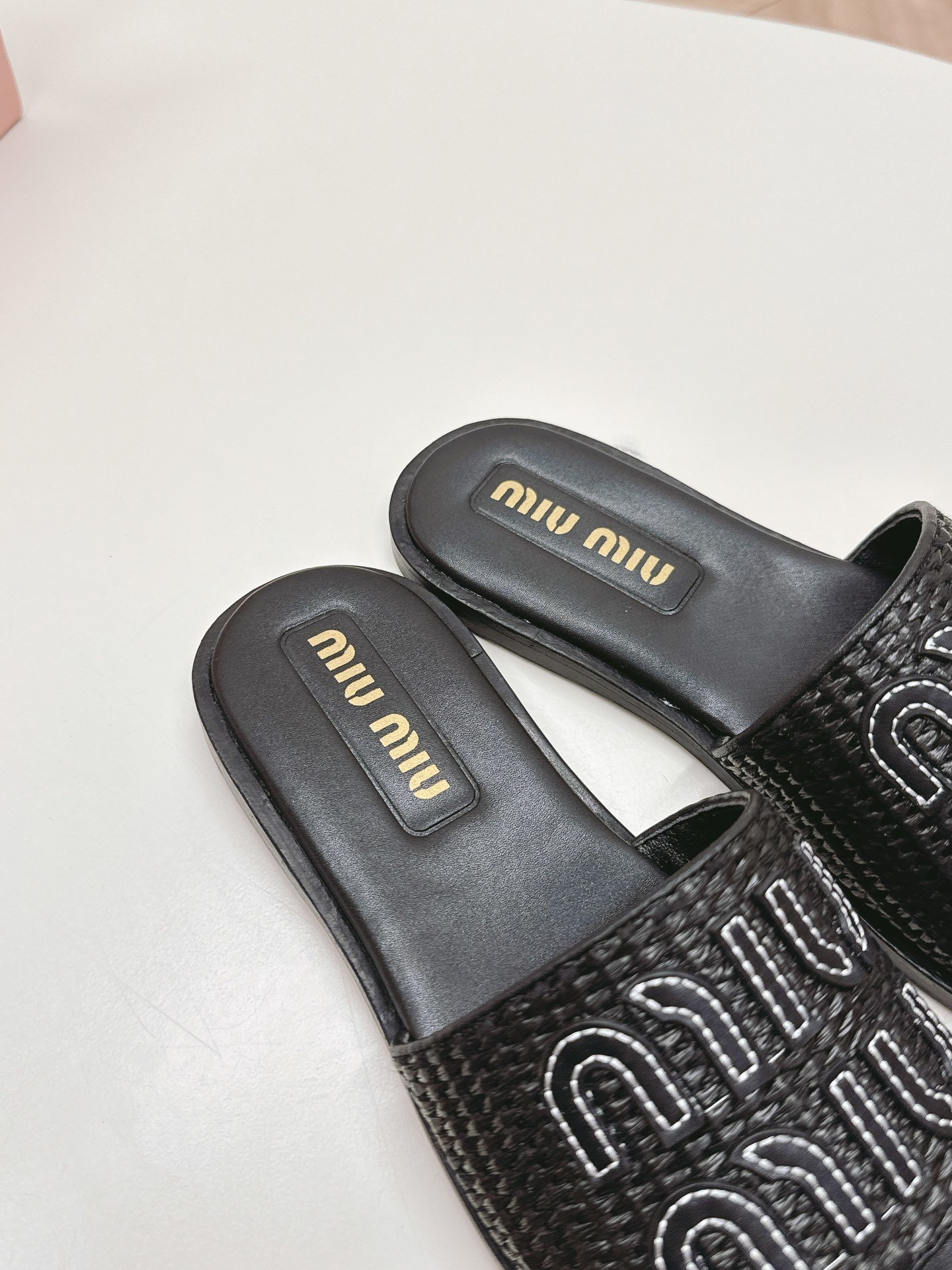 MiuMiu24ss重工满钻厚底拖鞋百搭时髦单品！miumiu平底微标凉鞋拖鞋简约大气时髦耐看不过时.是
