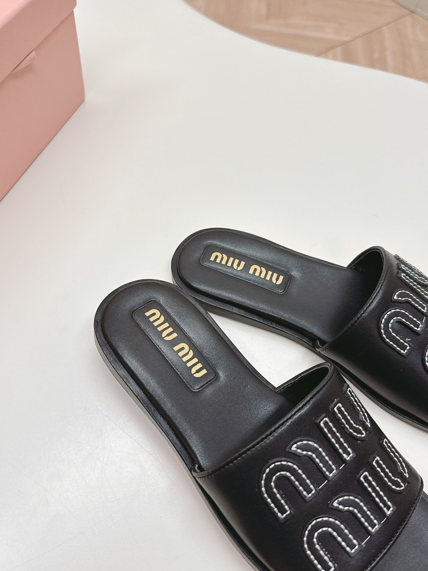 MiuMiu24ss重工满钻厚底拖鞋百搭时髦单品！miumiu平底微标凉鞋拖鞋简约大气时髦耐看不过时.是