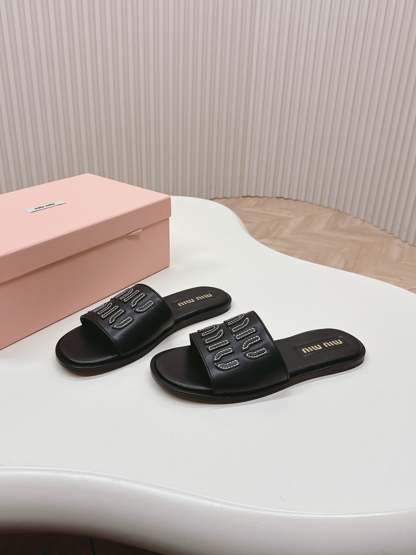 MiuMiu24ss重工满钻厚底拖鞋百搭时髦单品！miumiu平底微标凉鞋拖鞋简约大气时髦耐看不过时.是