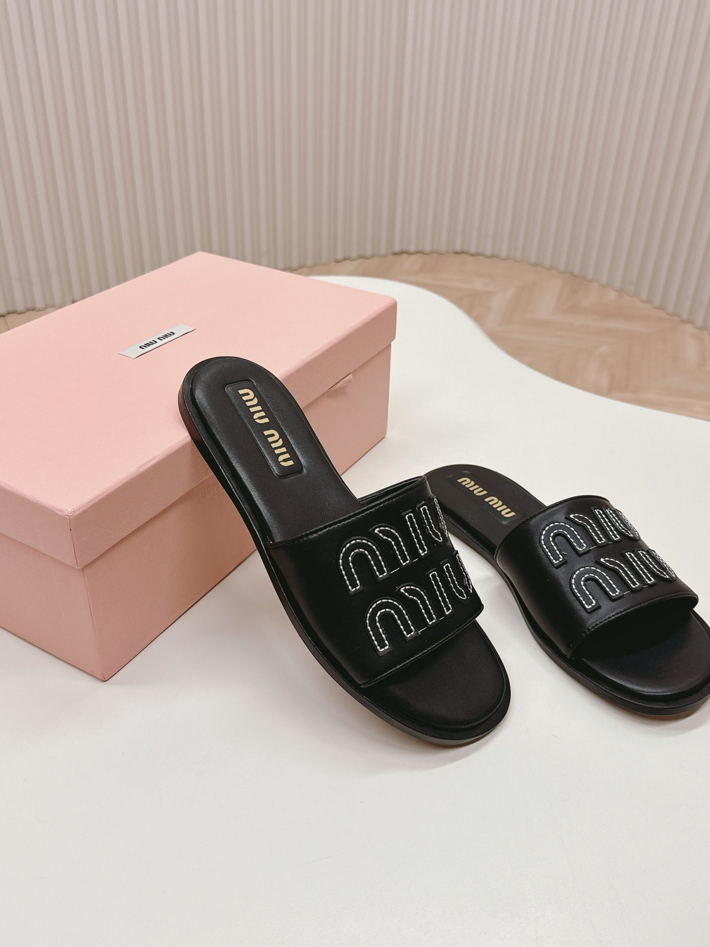 MiuMiu24ss重工满钻厚底拖鞋百搭时髦单品！miumiu平底微标凉鞋拖鞋简约大气时髦耐看不过时.是