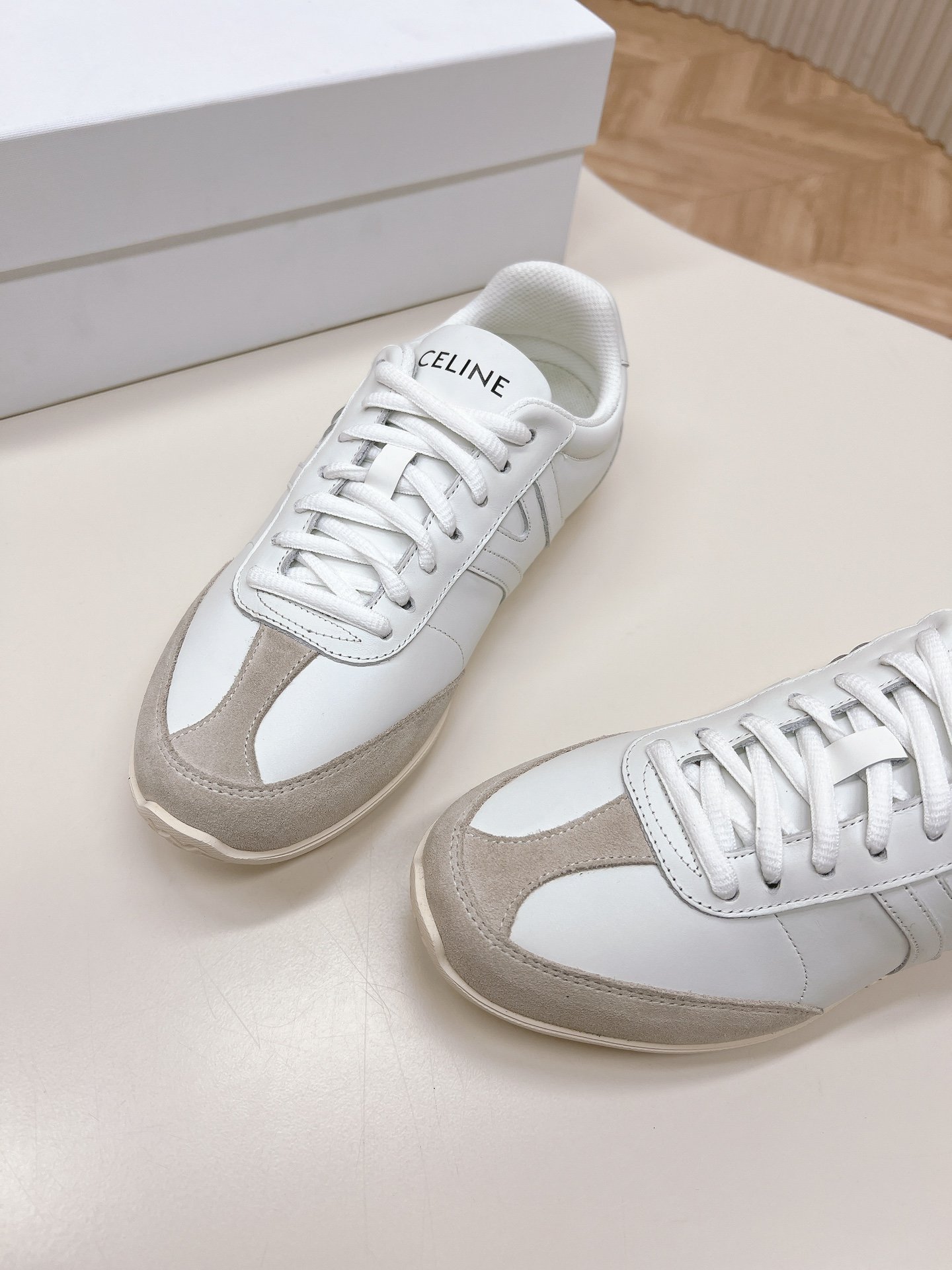 Celine思琳2024新款休闲鞋运动鞋小白鞋充满街头感的一双鞋子上脚非常轻便舒适这款鞋有它自己独特的设