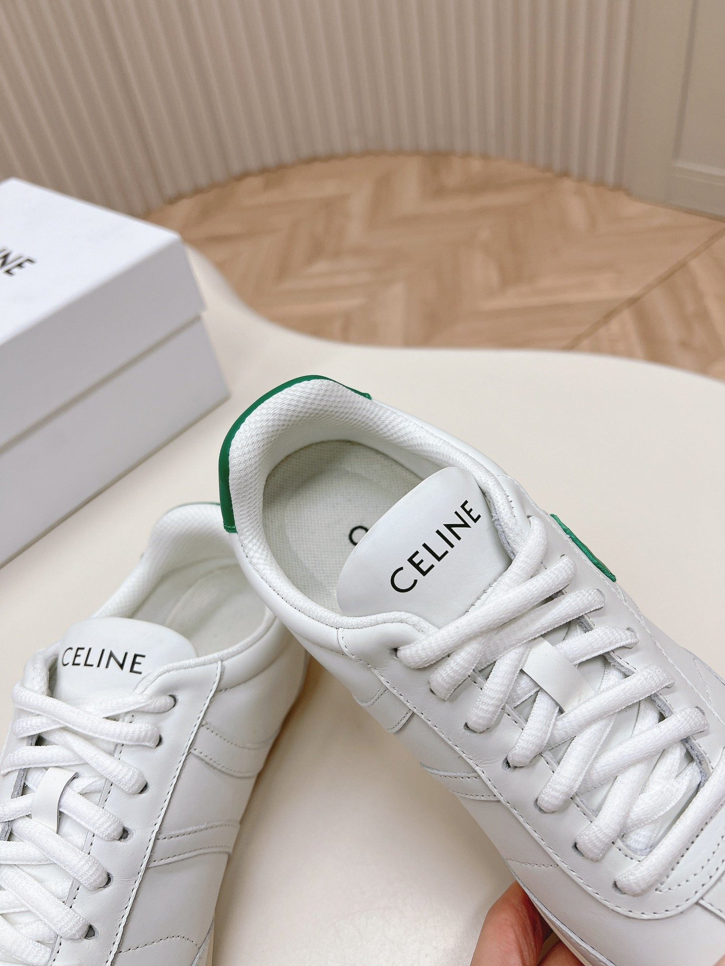 Celine思琳2024新款休闲鞋运动鞋小白鞋充满街头感的一双鞋子上脚非常轻便舒适这款鞋有它自己独特的设