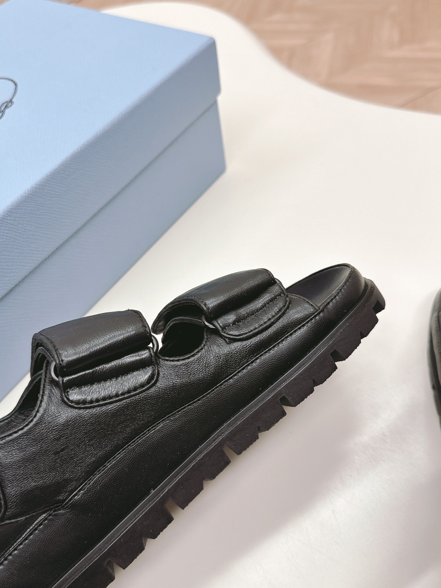 最新系列！Prada普拉达2024春夏新款凉鞋魔术贴凉鞋最新走秀款经典升级舒适度与时髦度并存每个颜色搭配