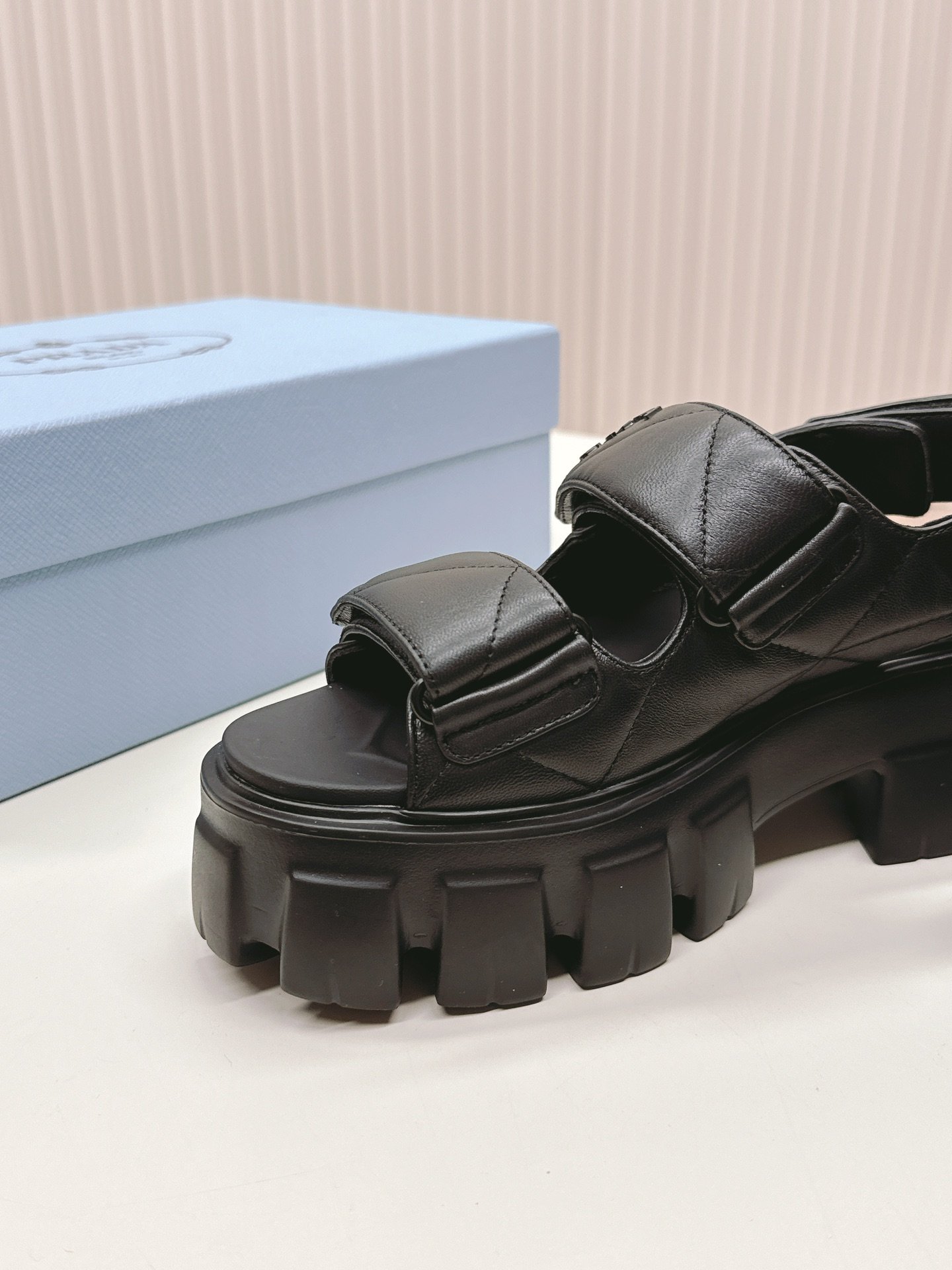 最新系列！Prada普拉达2024春夏新款凉鞋罗马厚底魔术贴凉鞋最新走秀款经典升级舒适度与时髦度并存每个
