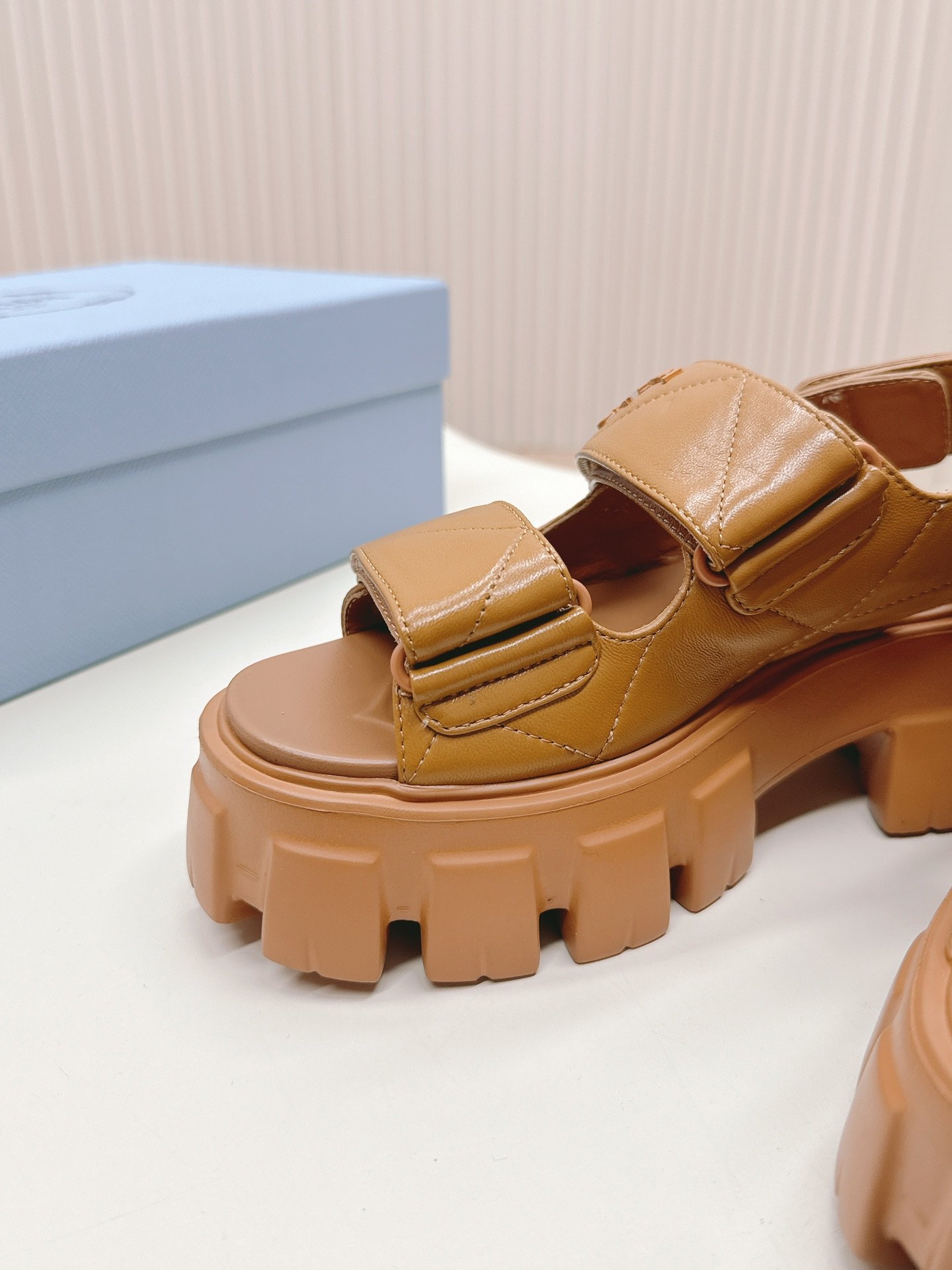 最新系列！Prada普拉达2024春夏新款凉鞋罗马厚底魔术贴凉鞋最新走秀款经典升级舒适度与时髦度并存每个