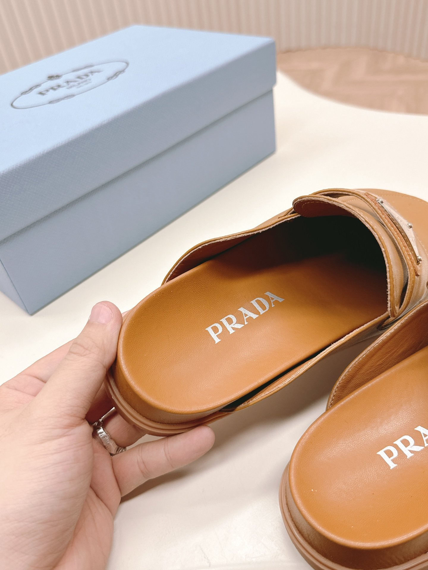 最新系列！Prada普拉达2024春夏新款凉鞋三角扣面包半拖鞋最新走秀款经典升级舒适度与时髦度并存每个颜