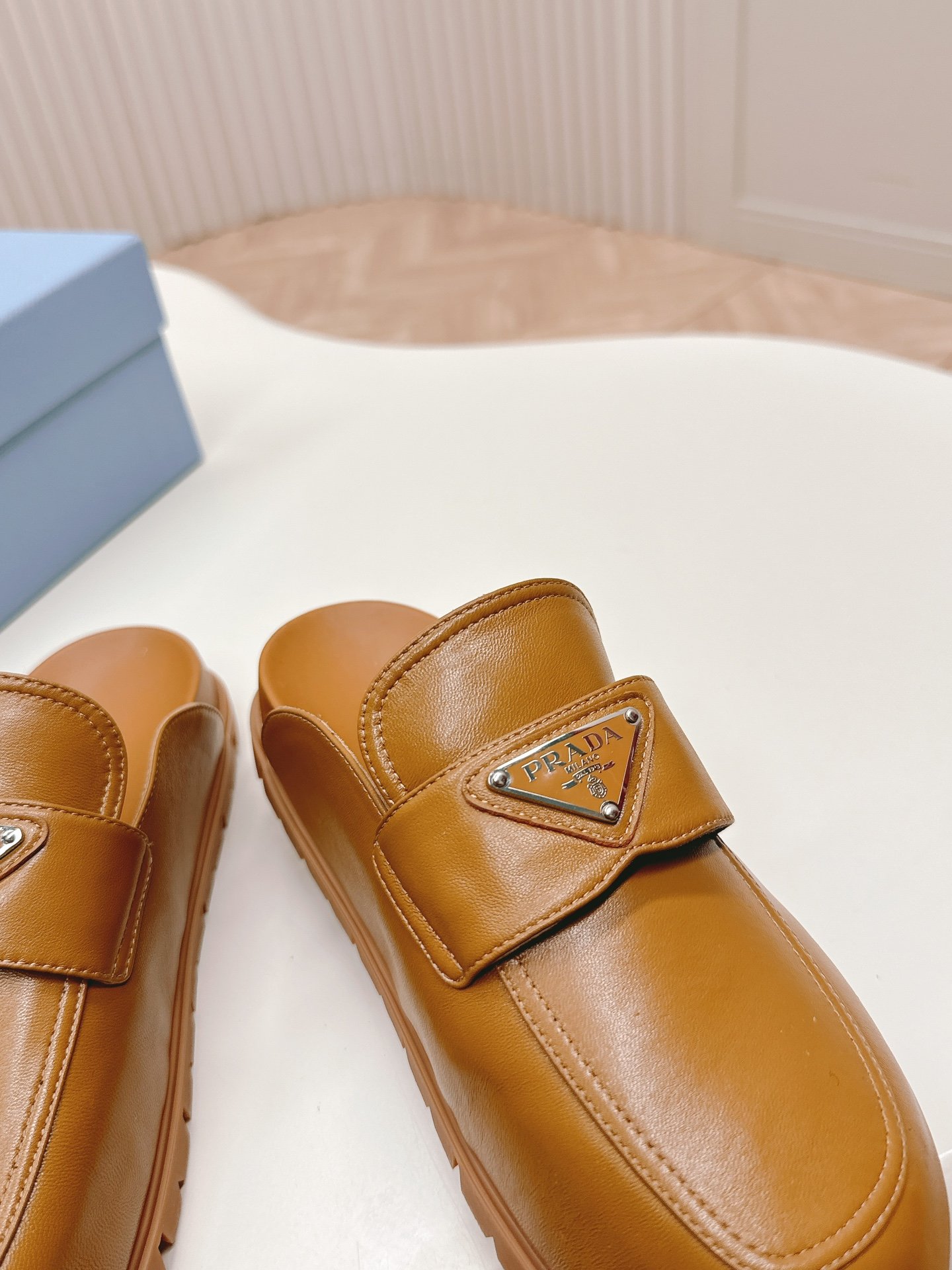 最新系列！Prada普拉达2024春夏新款凉鞋三角扣面包半拖鞋最新走秀款经典升级舒适度与时髦度并存每个颜