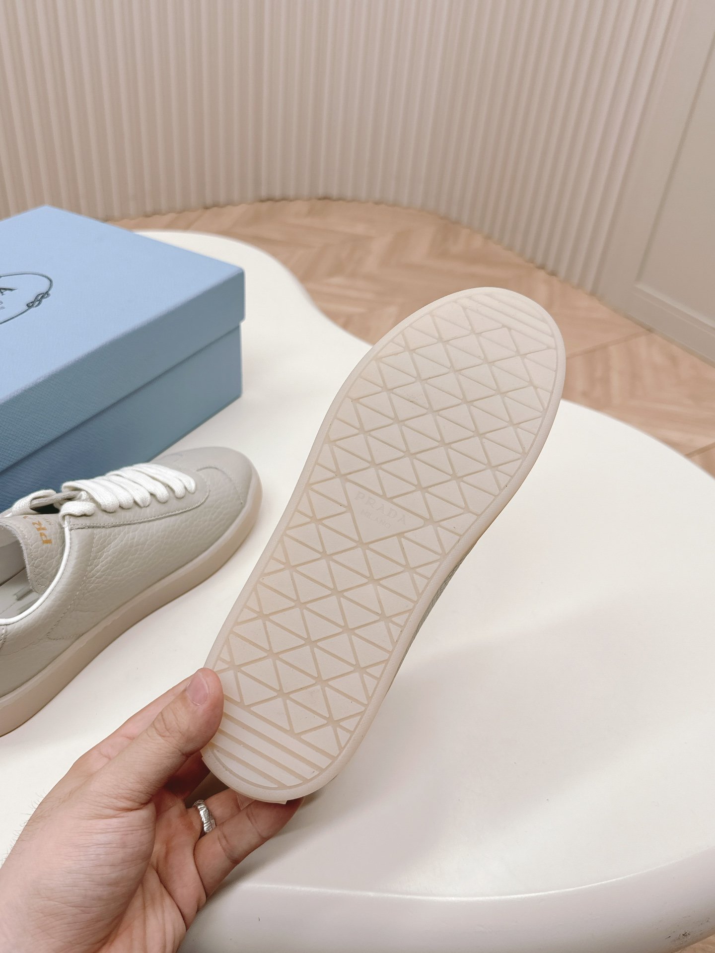 普拉达PRADA2023最新款休闲运动鞋小白鞋演绎都市风尚设计彰显功能性与科技感新颖压花橡胶三角形徽标展