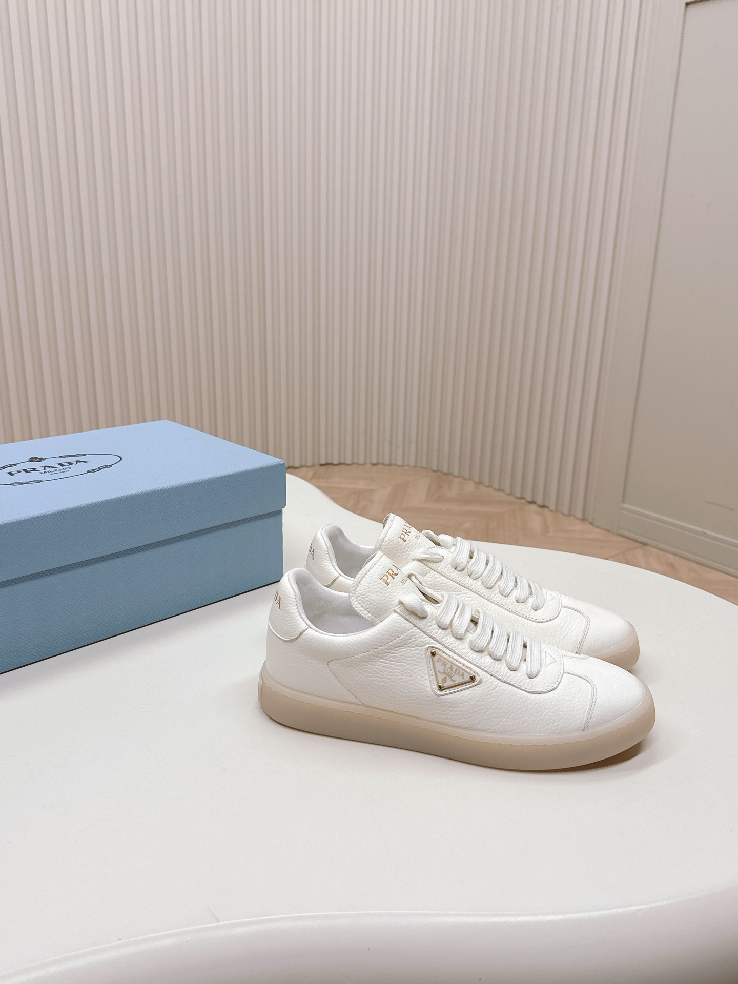 普拉达PRADA2023最新款休闲运动鞋小白鞋演绎都市风尚设计彰显功能性与科技感新颖压花橡胶三角形徽标展