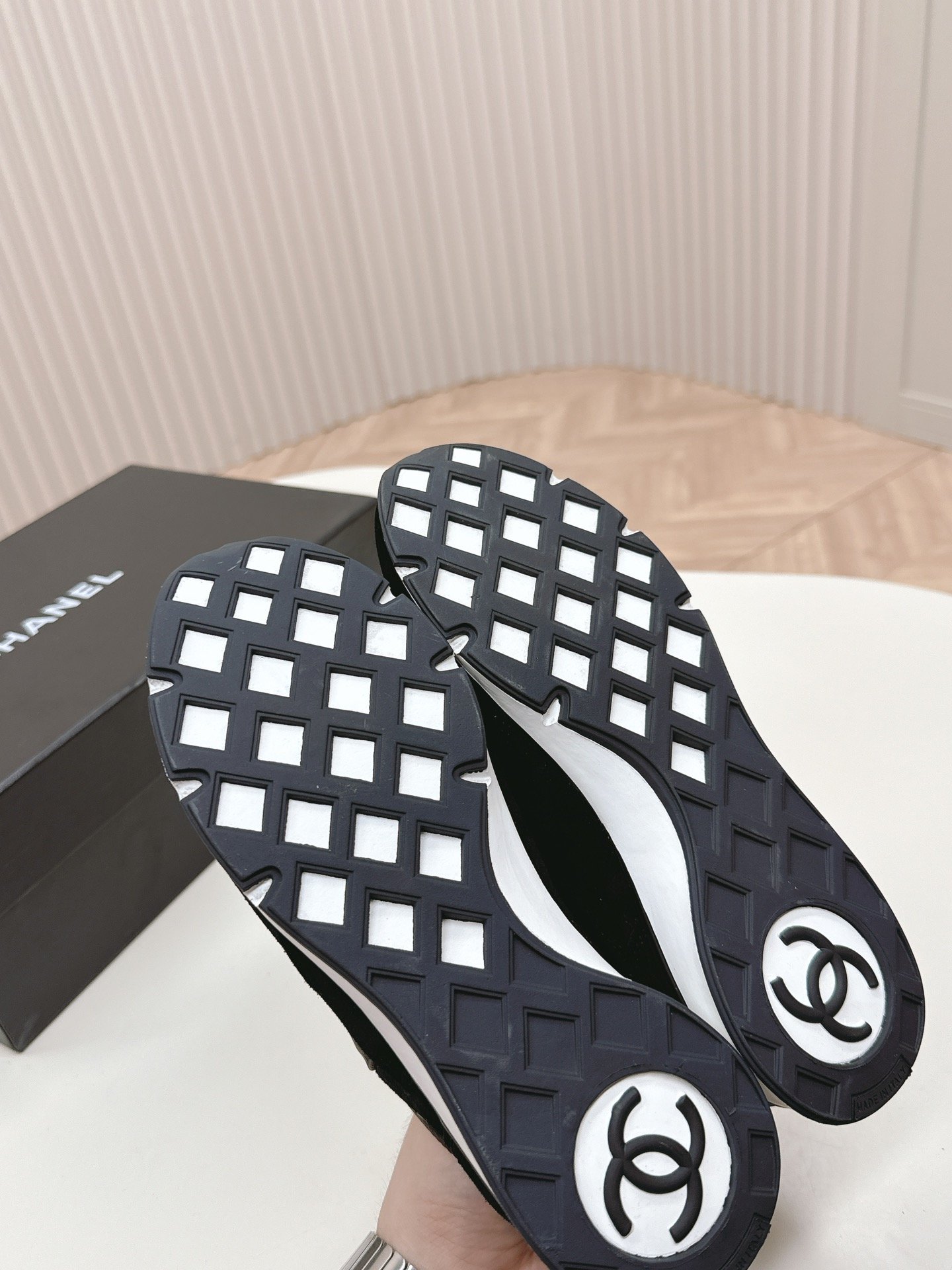 Chanel香奈儿24P最新爆款运动鞋休闲板鞋小香爆款单品经典配色每个颜色都超美超百搭上服非常舒适面料: