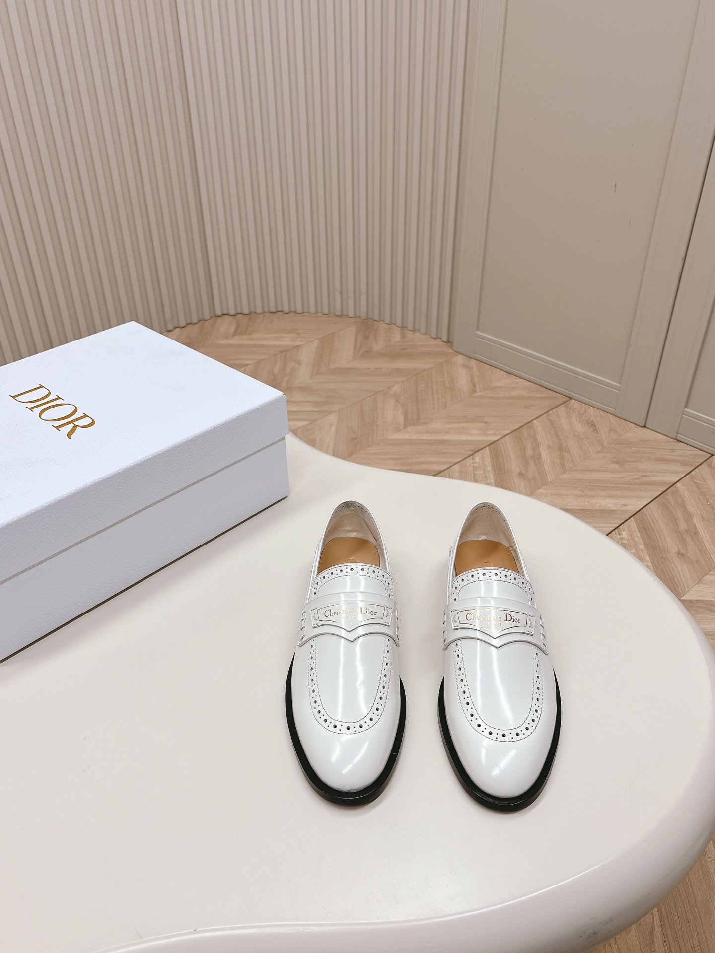 Dior迪奥2024新款英伦风中性雕花小皮鞋乐福鞋顶级品质版型超正复古时尚经典单品巴黎时装周第一场分量十