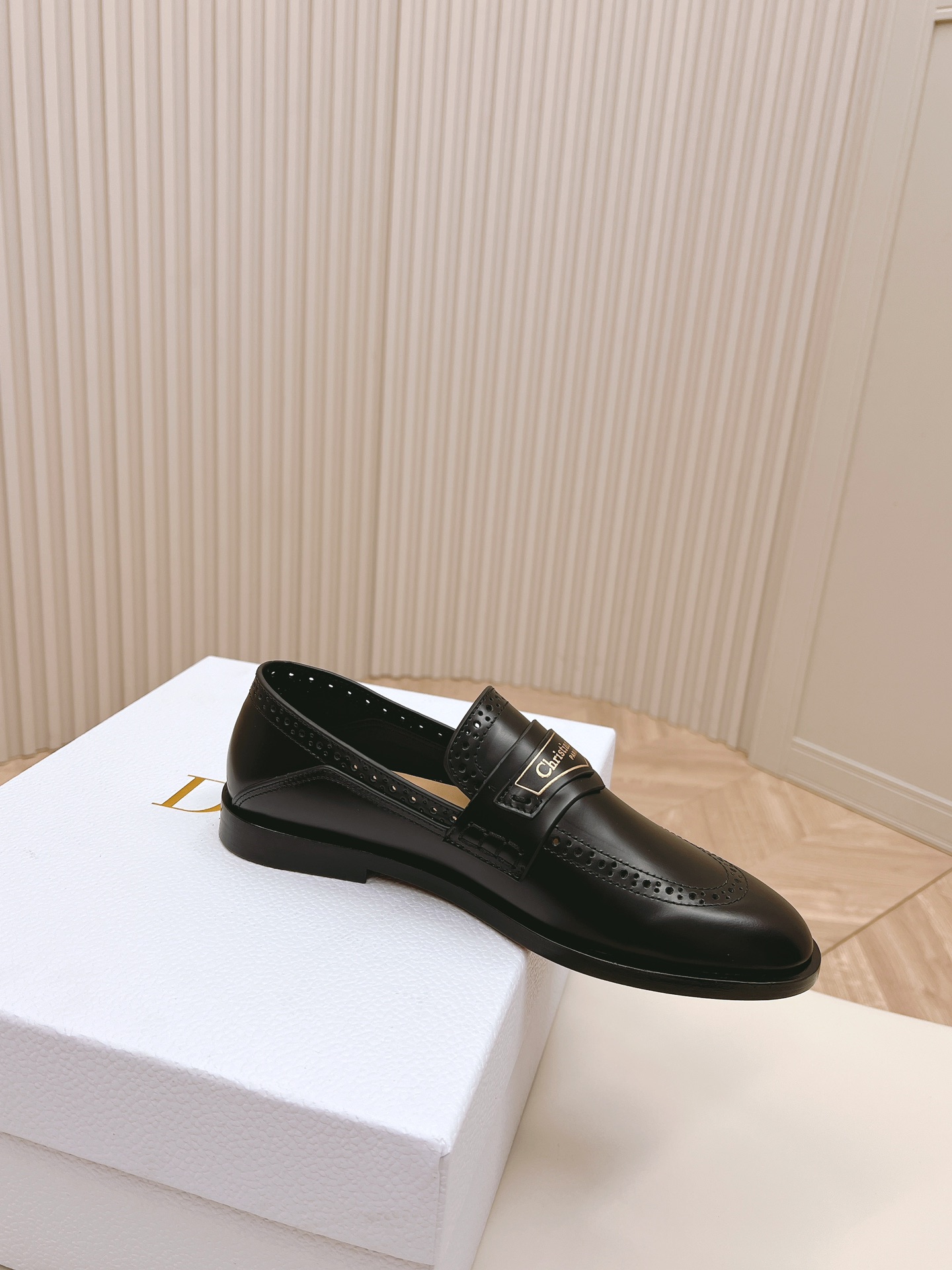 Dior迪奥2024新款英伦风中性雕花小皮鞋乐福鞋顶级品质版型超正复古时尚经典单品巴黎时装周第一场分量十