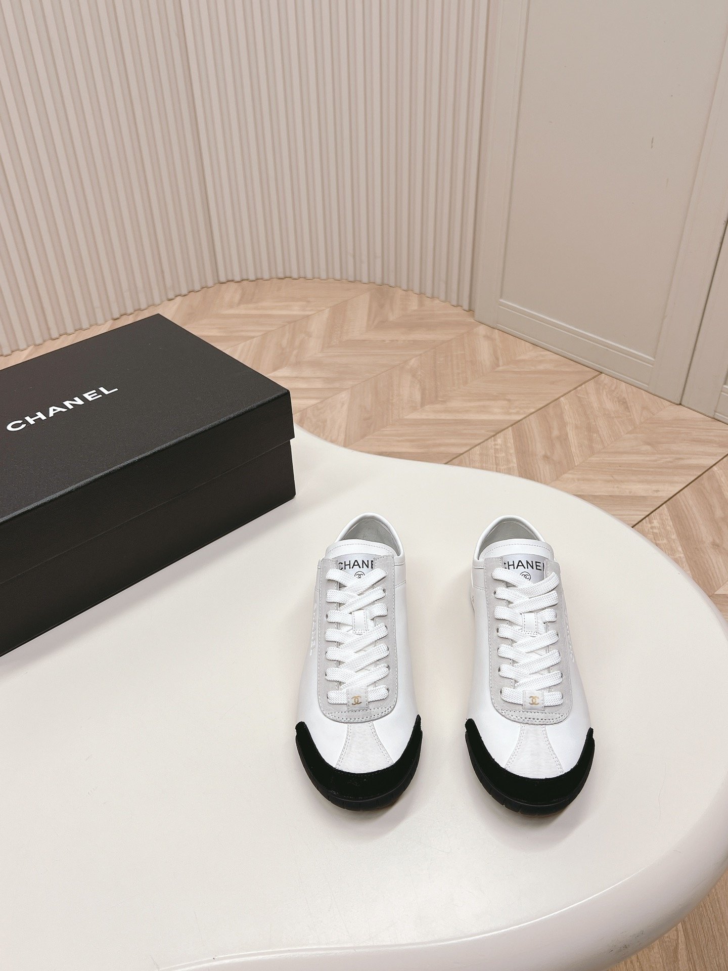 Chanel香奈儿24P最新爆款运动鞋休闲板鞋小香爆款单品经典配色每个颜色都超美超百搭上服非常舒适面料: