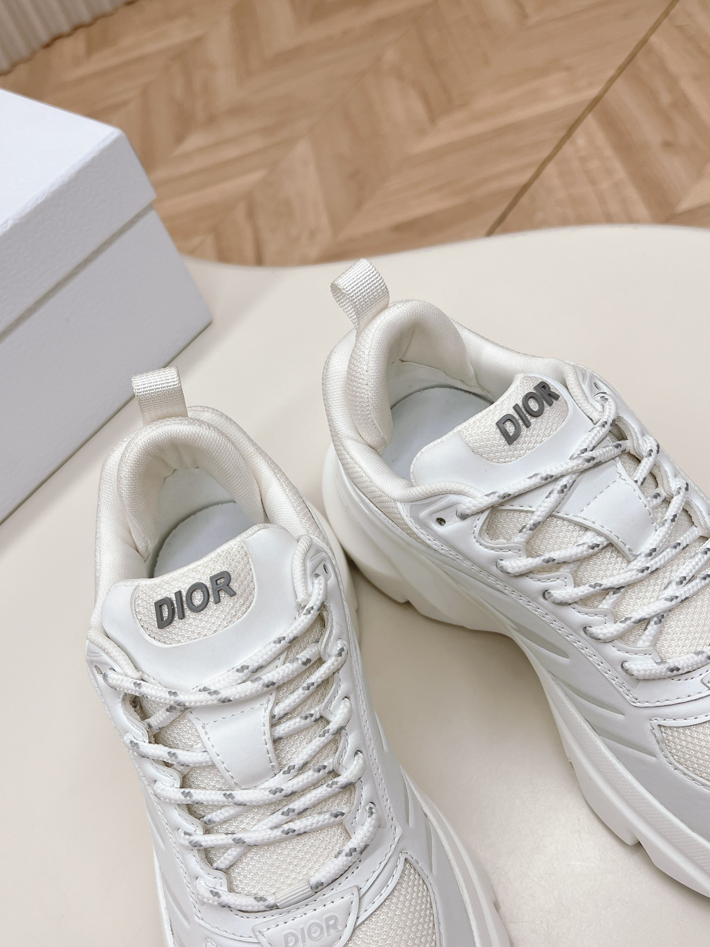 情侣款迪奥Dior2024新款休闲运动鞋跑鞋老爹鞋真的酷毙了未来感十足!真的好飒！再次演绎了迪奥酷时尚的