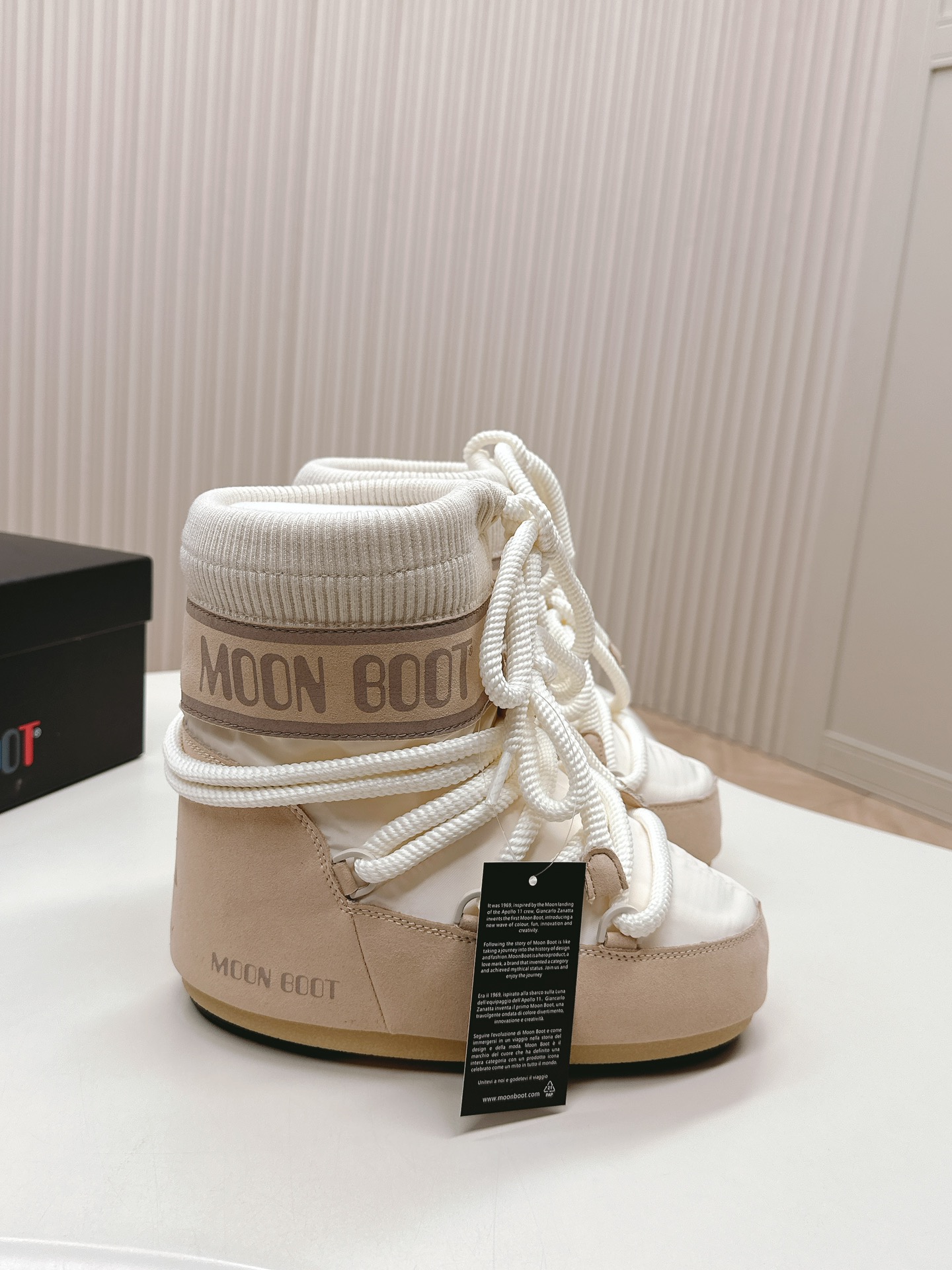 NO:489679,Jointly made a flying style to create the latest snow boot series of Moon Boot in autumn and winter... Ugly cute snow boots Forget UGG, fashionable people are wearing Moon Boot snow boots If you can't accept the revival of UGG, now there is a more alternative snow boot that has been back. The inner height is 4 cm, that is Moon Boot Moon Boots was already very popular in the millennium. At that time, celebrities such as paris hilton and victoria beckham often wore it. Now the Y2K trend is popular again. The same QQ show outfit of Piyou. The ugly cute snow boots that were shown by ten thousand people have turned red again. It is neither distinguished between men and women. Looking at the giant, it looks slim and warm and easy to wear. Fabric: 70 cotton 30 plastic Inner: silk cotton inner liner Foot pad: silk cotton inner liner Outsole: thermoplastic rubber Sole thickness: 4cm  Size#35-41 (41 customization, no return or exchange), snow boots, boots19860909联名飞织款出 Moon Boot 秋冬最新款雪地靴系列……丑萌雪地短靴 忘了UGG吧,时髦人都在穿Moon Boot雪地靴 如果你难以接受UGG的复兴 那现在有一款更另类的雪地靴又杀回来了 内增高4 cm那就是Moon Boot月亮靴 在千禧年就已经非常火了 当年paris hilton、victoria beckham 等名人经常穿它,如今Y2K风潮再次流行 痞幼同款QQ秀穿搭 万人大秀的丑萌雪地靴重新翻红 不分男女不分左右 看着巨无霸巨显瘦还暖和好穿 面料: 70棉纶30塑料 内里: 丝绵内胆 垫脚: 丝绵内胆 大底: 热塑性橡胶 底厚:4cm Size#35-41（41定制不退换）,雪地靴,boots,Women's Shoes