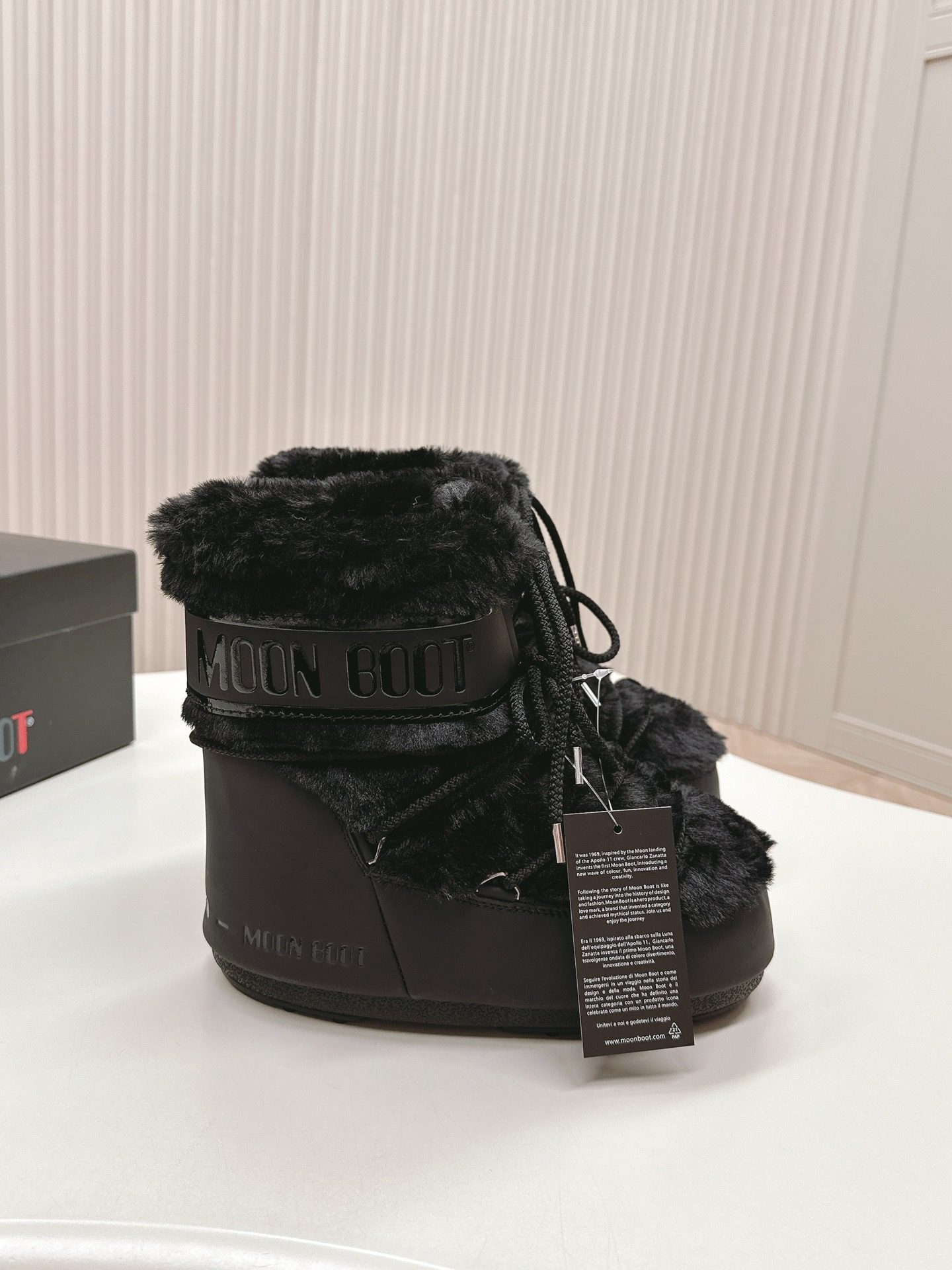 NO:489682,The latest snow boots in the autumn and winter seasons...Ugly cute snow boots Forget UGG, fashionable people are wearing Moon Boot snow boots If you can't accept the revival of UGG, now there is a more alternative snow boot that has been back. The inner height is 4 cm, which is Moon Boot Moon Boots. It was already very popular in the millennium. At that time, celebrities such as paris hilton and victoria beckham often wore it. Now the Y2K trend is popular again. The same QQ show outfit of Piyou. The ugly and cute snow boots that were shown by tens of thousands of people have turned red again. It is neither distinguished between men and women. Looking at the giant, it looks slim and warm and easy to wear. Fabric: 70 cotton 30 plastic. Inner: silk cotton inner liner. Foot pad: silk cotton inner liner. Outsole: thermoplastic rubber. Sole thickness: 4cm  Size#35-41 (41 customization, no return or exchange), snow boots, boots19860909毛毛款短靴出 Moon Boot 秋冬最新款雪地靴系列……丑萌雪地短靴 忘了UGG吧,时髦人都在穿Moon Boot雪地靴 如果你难以接受UGG的复兴 那现在有一款更另类的雪地靴又杀回来了 内增高4 cm那就是Moon Boot月亮靴 在千禧年就已经非常火了 当年paris hilton、victoria beckham 等名人经常穿它,如今Y2K风潮再次流行 痞幼同款QQ秀穿搭 万人大秀的丑萌雪地靴重新翻红 不分男女不分左右 看着巨无霸巨显瘦还暖和好穿 面料: 70棉纶30塑料 内里: 丝绵内胆 垫脚: 丝绵内胆 大底: 热塑性橡胶 底厚:4cm Size#35-41（41定制不退换）,雪地靴,boots,Women's Shoes