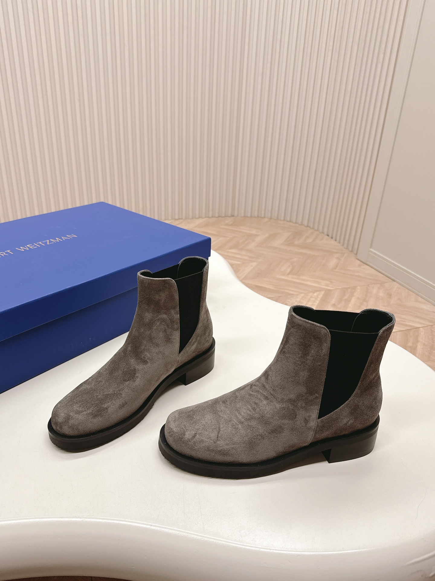 SW2024秋冬靴系列！StuartWeitzman粗跟厚底切尔西短靴SW5050SOHOBOOTIE原