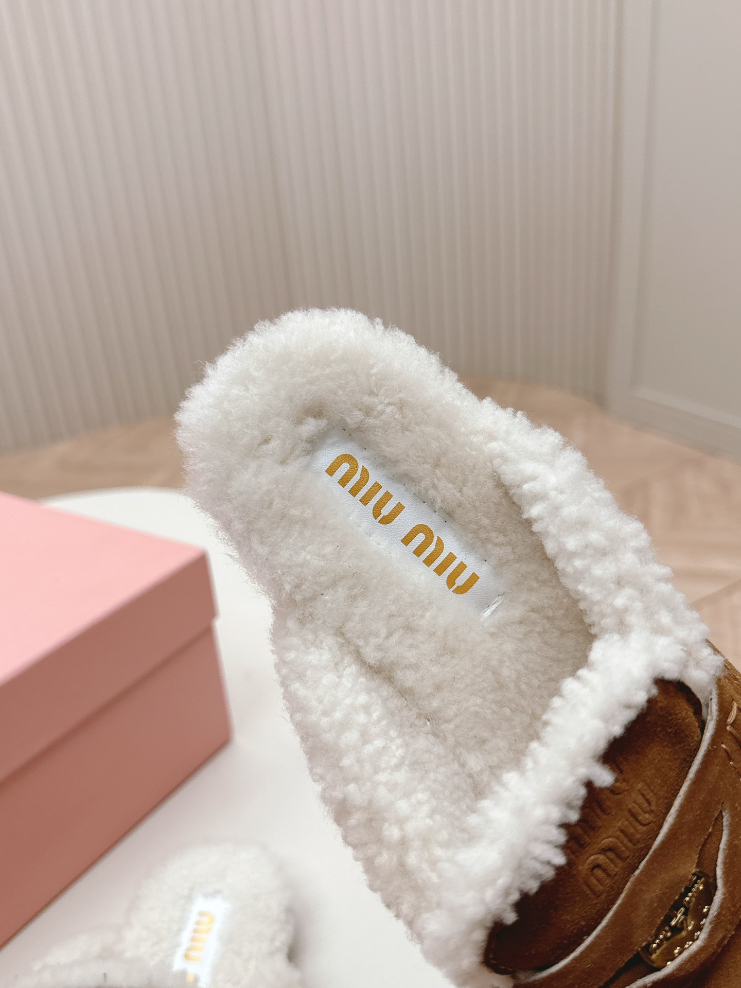 MiuMiu/缪缪2024ss秋冬新款钱币驾车鞋加毛半拖毛毛鞋这款永不过时的反绒皮驾车鞋饰有硬币与压花M