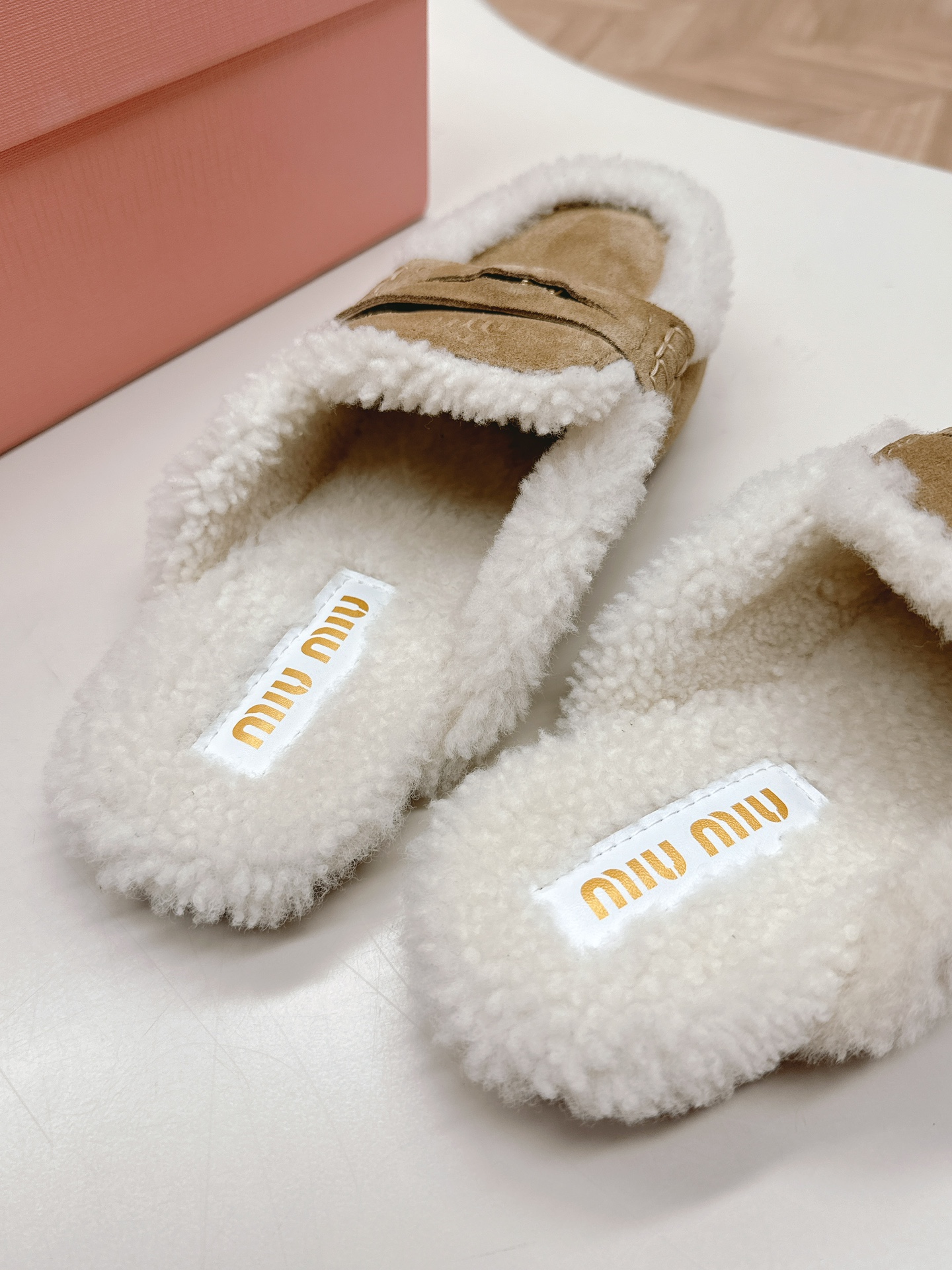 MiuMiu/缪缪2024ss秋冬新款钱币驾车鞋加毛半拖毛毛鞋这款永不过时的反绒皮驾车鞋饰有硬币与压花M