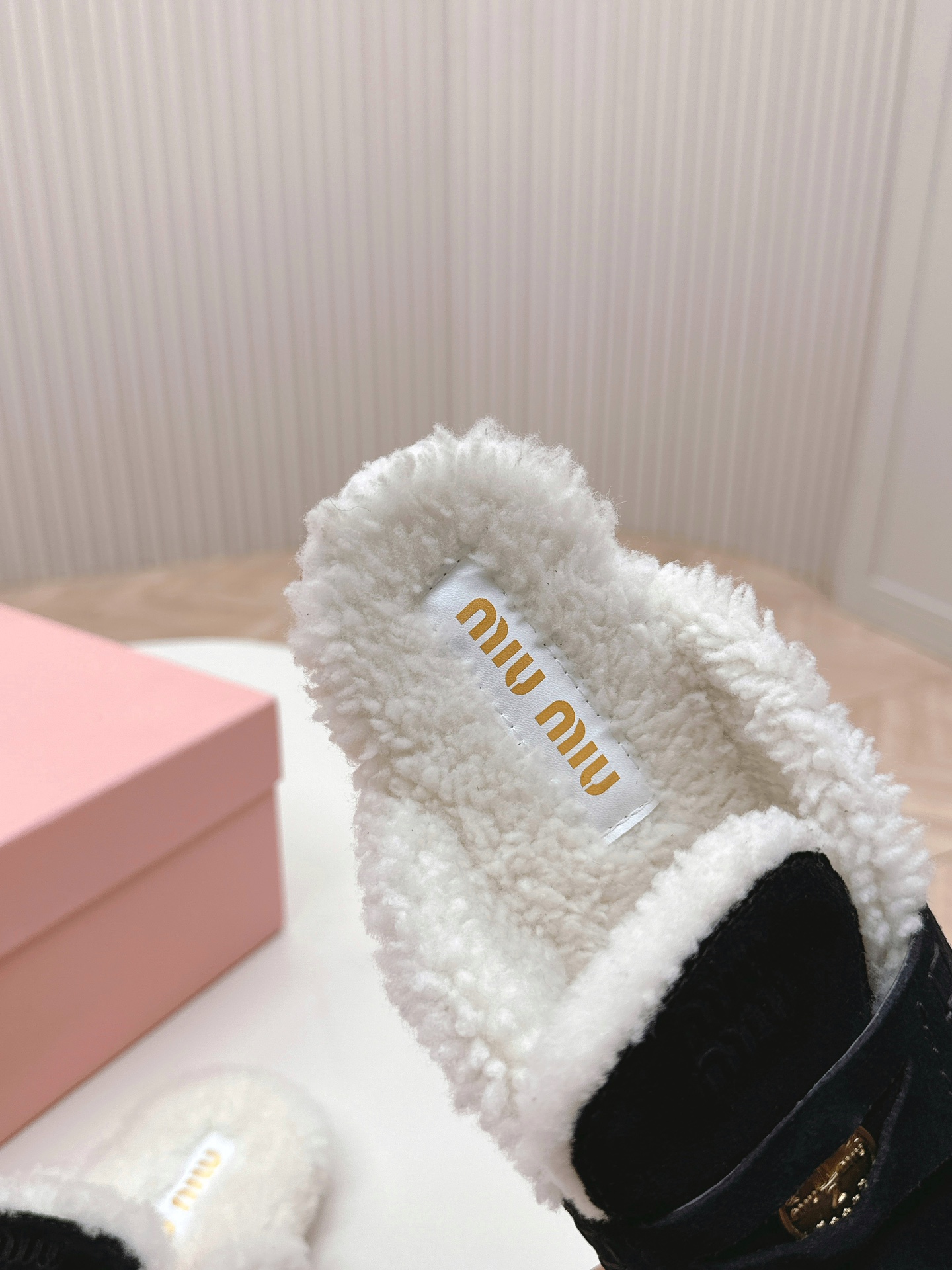 MiuMiu/缪缪2024ss秋冬新款钱币驾车鞋加毛半拖毛毛鞋这款永不过时的反绒皮驾车鞋饰有硬币与压花M