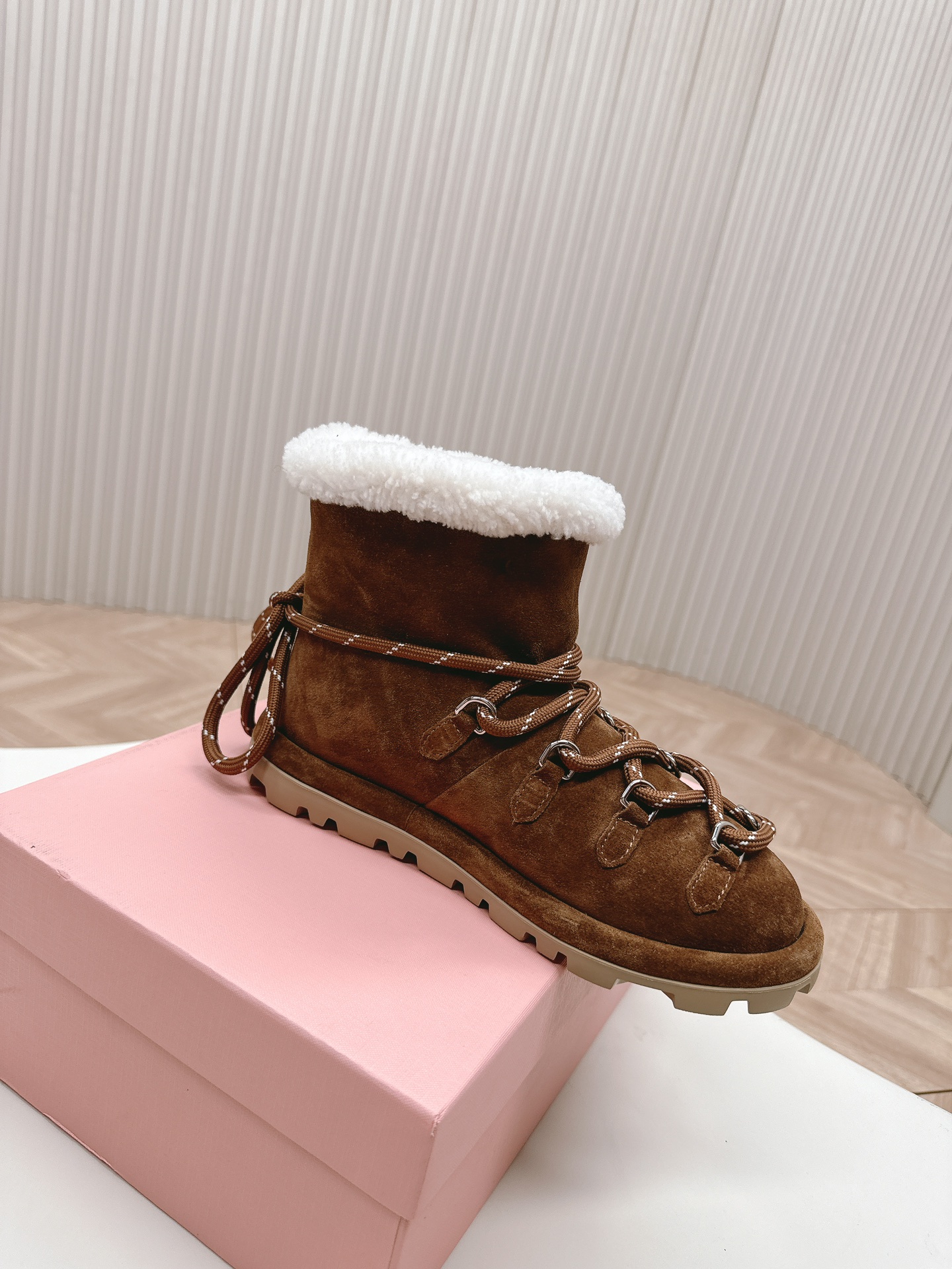 MiuMiu缪缪24最新羊毛靴雪地靴2024ss羊毛雪地靴滑雪靴系列系带松紧轻奢的内蕴品质自带温暖的腔调