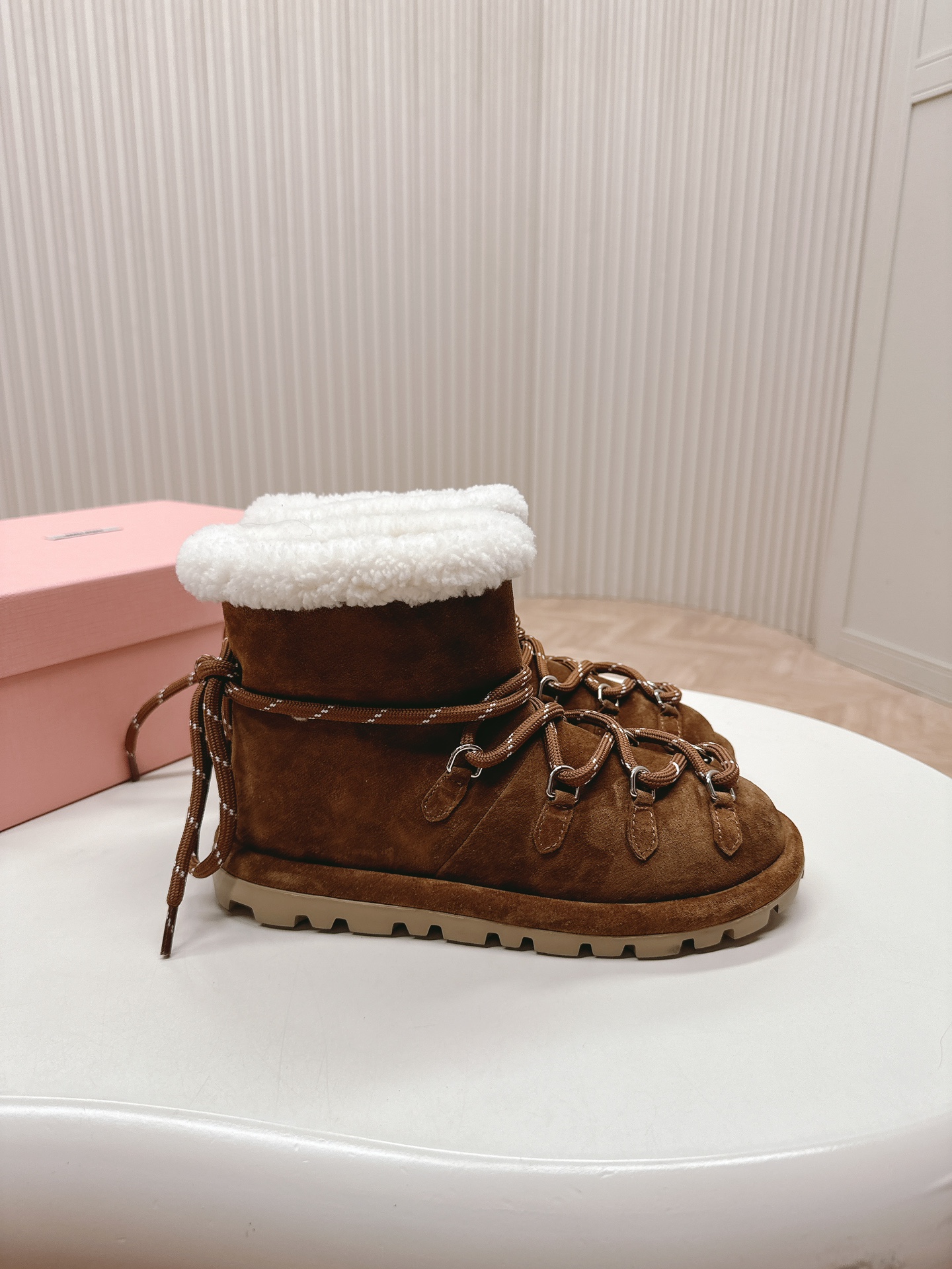 MiuMiu缪缪24最新羊毛靴雪地靴2024ss羊毛雪地靴滑雪靴系列系带松紧轻奢的内蕴品质自带温暖的腔调