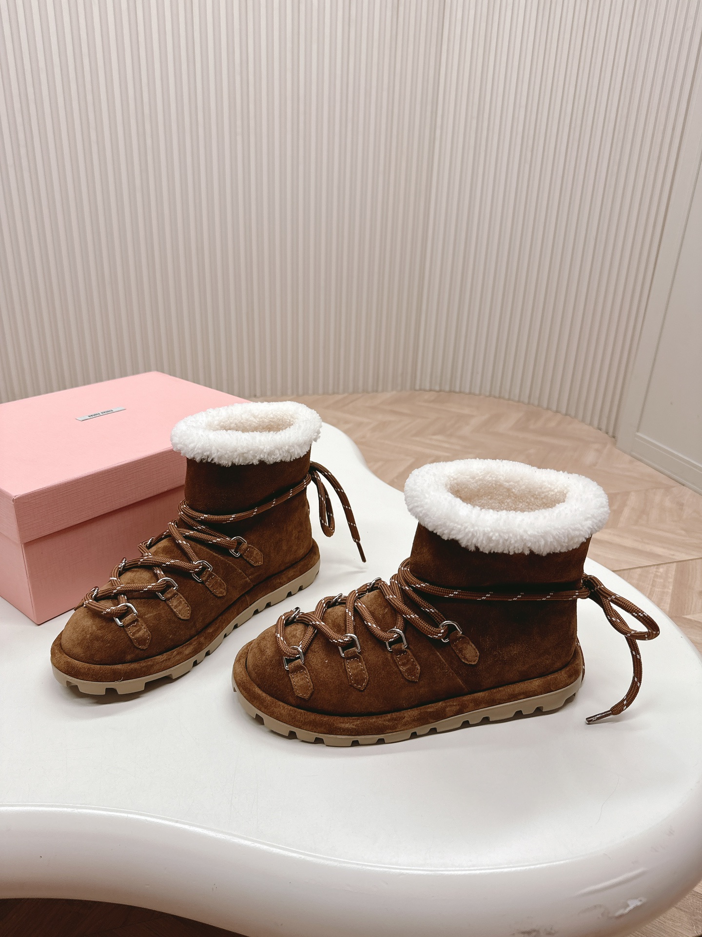 MiuMiu缪缪24最新羊毛靴雪地靴2024ss羊毛雪地靴滑雪靴系列系带松紧轻奢的内蕴品质自带温暖的腔调