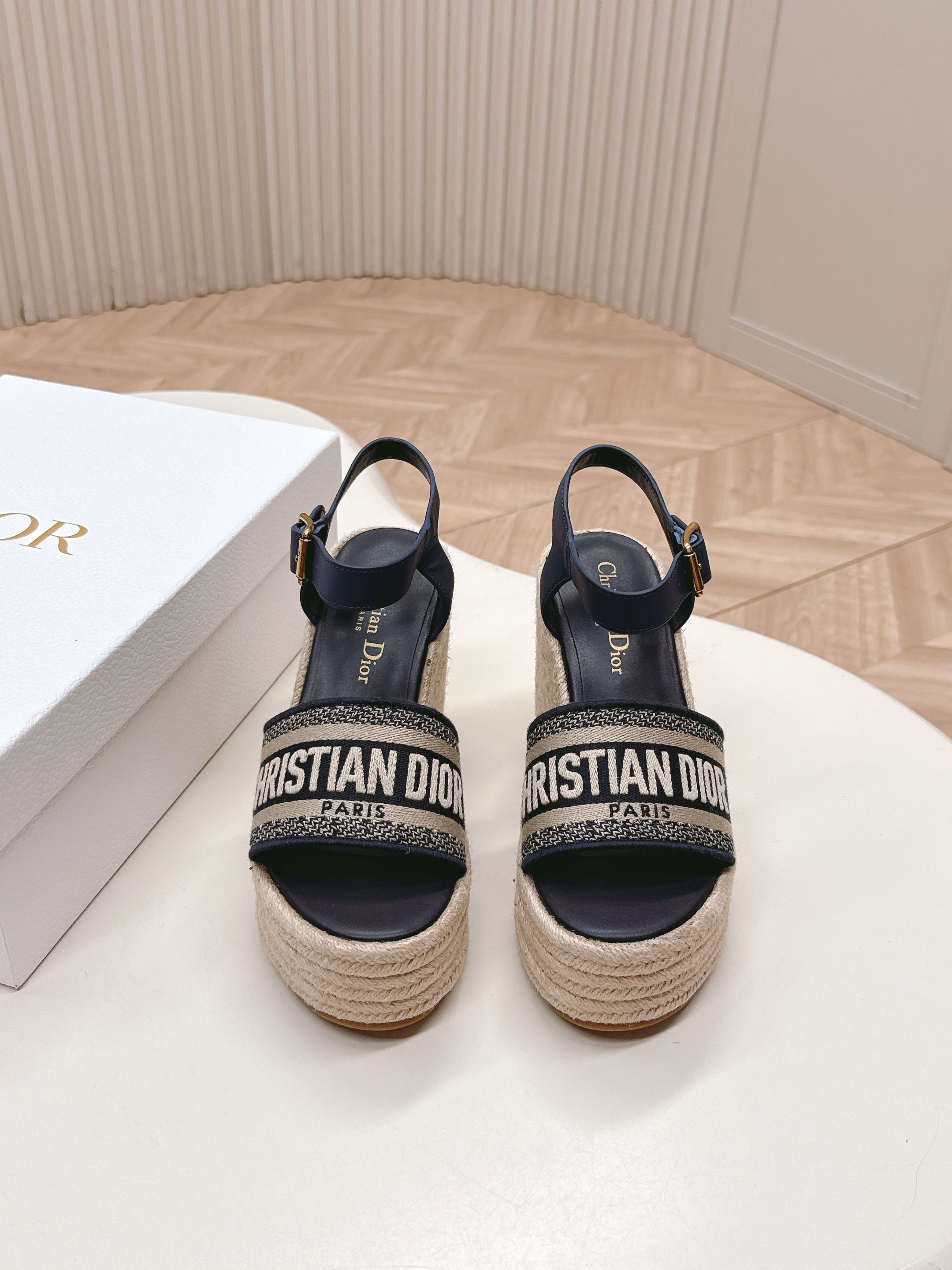 NO:406731,New Dior 25 spring and summer new IVIETA DWAY sponge cake thick-soled sandals CD letter logo three-dimensional embroidered thick-soled round toe slippers. The original version is developed on the market top version, with soft and delicate feet and extremely comfortable. Material: imported upper raffia grass electric embroidery high-temperature water-soluble cotton technology fabric + water-dyed cowhide footbed inside + original consistent combination sole Outsole: original outsole size35-41.40.41. Custom made no return or replacement), slippers sandals, dior, dior, sandals, slippers, cowhide19860909新色出 Dior 迪奥 25春夏新款 IVIETA DWAY 松糕厚底凉鞋CD字母logo立体刺绣厚底圆头露趾拖鞋 原版开发市面顶级版本,脚感柔软细腻,舒适度极高. 材质:鞋面进口酒椰草电绣高温水溶棉质科技面料+水染牛皮垫脚内里+原版一致组合大底 大底:原版大底 size35-41.40.41.定做不退不换）,拖鞋凉鞋,dior,dior,sandals,slippers,cowhide,Women's Shoes