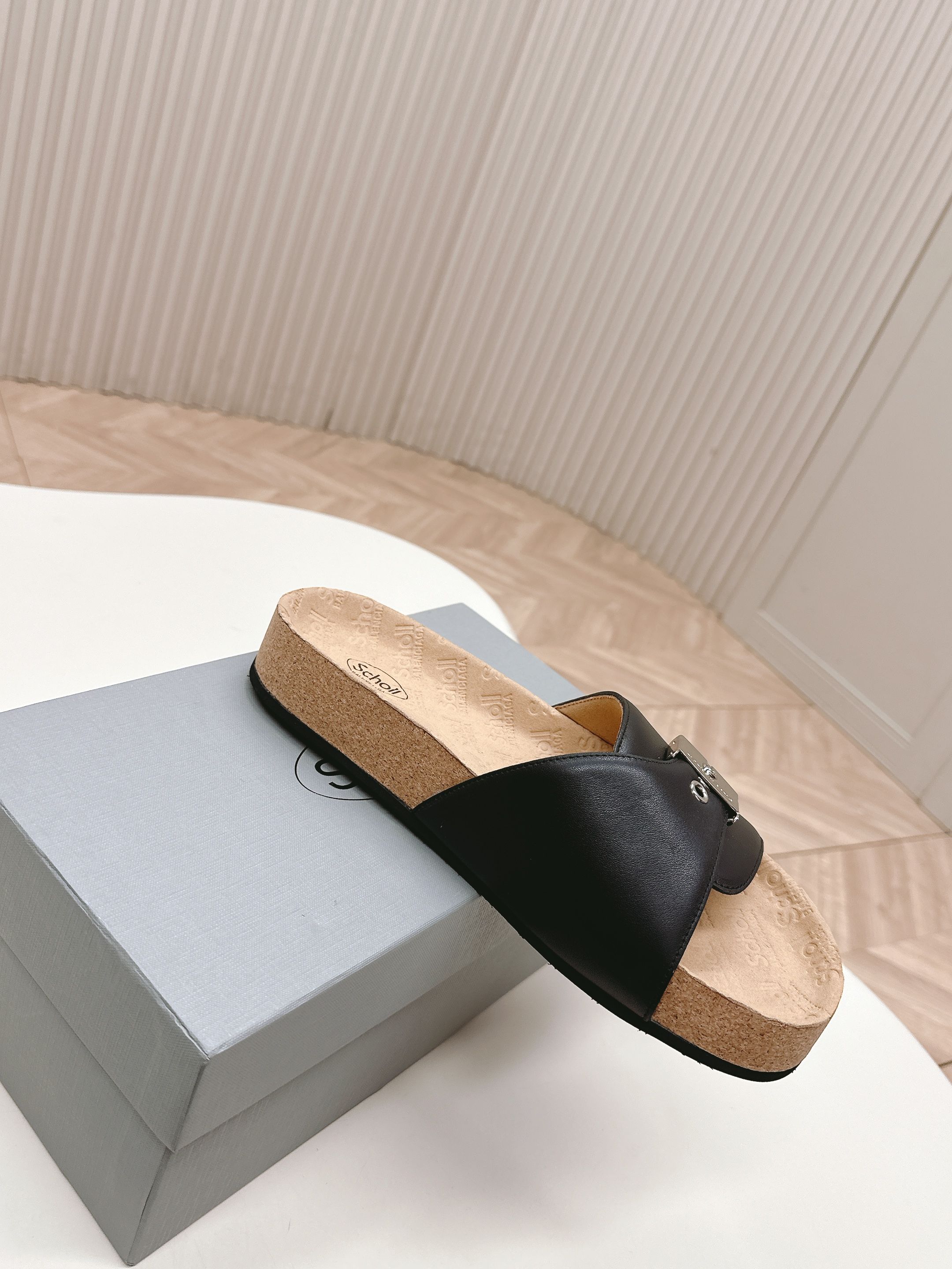 出230 Balenciaga 25s春夏新款博肯软木鞋垫拖鞋凉鞋巴黎世家非常经典的设计，搭配铆钉的狂野自我！不羁风格满满，内里鞋面的特殊天然纹路清晰细腻，有一种自然美感！上脚特别有女人味！上新的新色搭配也都非常好看！
材质：牛油皮
内里：牛里
大底：意大利进口真皮大底
鞋码：35-39/40 41定制不退换