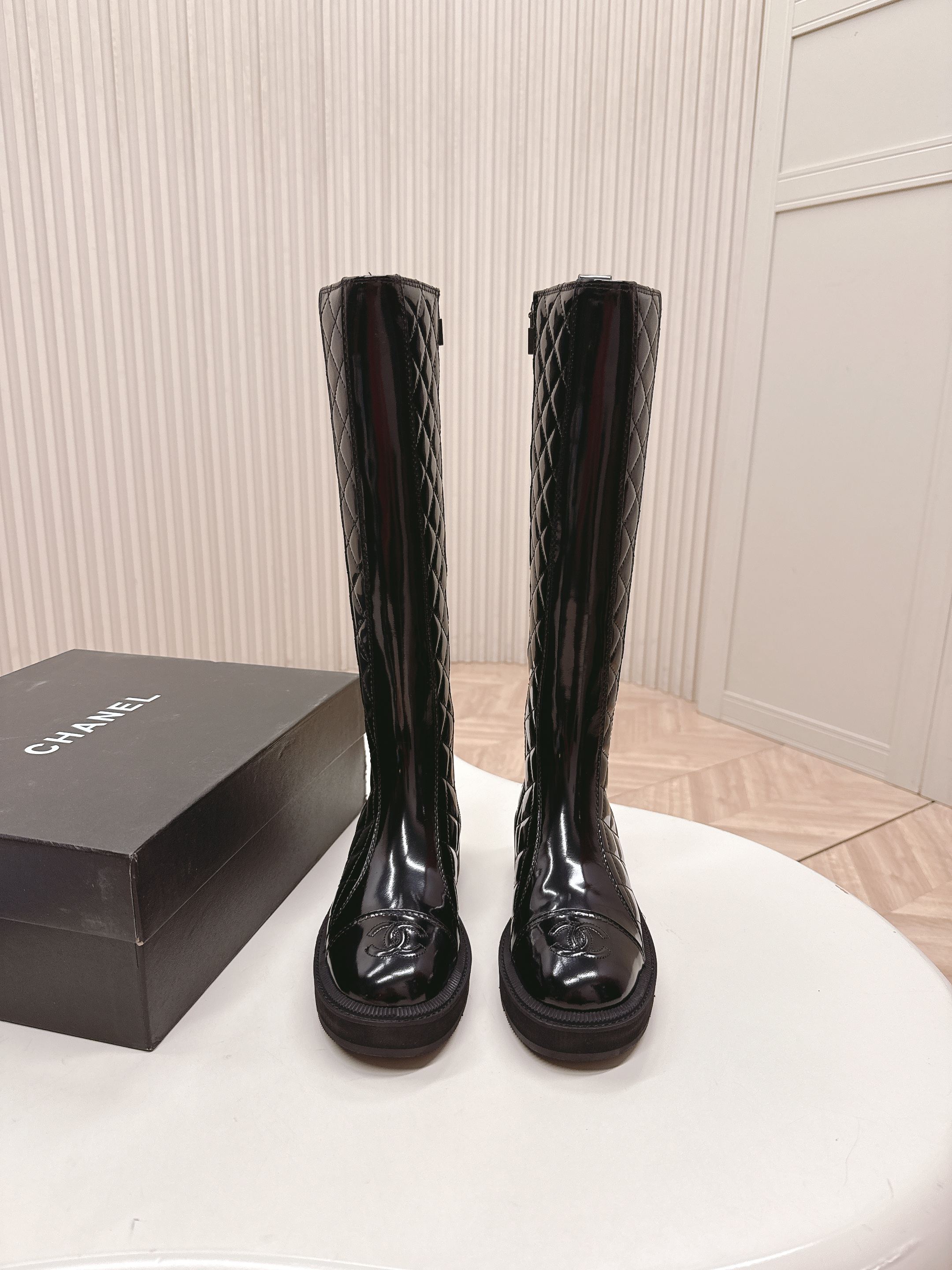NO:481844,Chanel Chanel 2025 autumn and winter new boot series Short boots, high boots, knight boots, martin boots, classic upgrades, brand logo, diamond chain logo, show low-key and recognizable embellishment, is the usual high-end feeling of C's family, casual matching, the sense of autumn and winter atmosphere is simple, elegant and fashionable, durable and timeless, it is the classic place in the fashion circle that never fades away. Fabric cowhide, inner sheepskin inner sole original molded sole, size 35-40, boots, chanel, chanel, chanel, boots, cowhide, sheepskin19860909出 香奈儿 Chanel 2025秋冬新款靴子系列 短靴 高筒靴 骑士靴马丁靴 经典升级 品牌logo 菱格 链条标识 彰显点缀低调又有辨识度 是C家一贯的高级感 随意搭配 秋冬氛围感直接拿捏简约大气时髦 耐看不过时 是时尚圈永不退潮的经典所在 面料牛皮 内里羊皮内里 鞋底原版开模鞋底 码数35-40,靴子,chanel,chanel,chanel,boots,cowhide,sheepskin,Women's Shoes