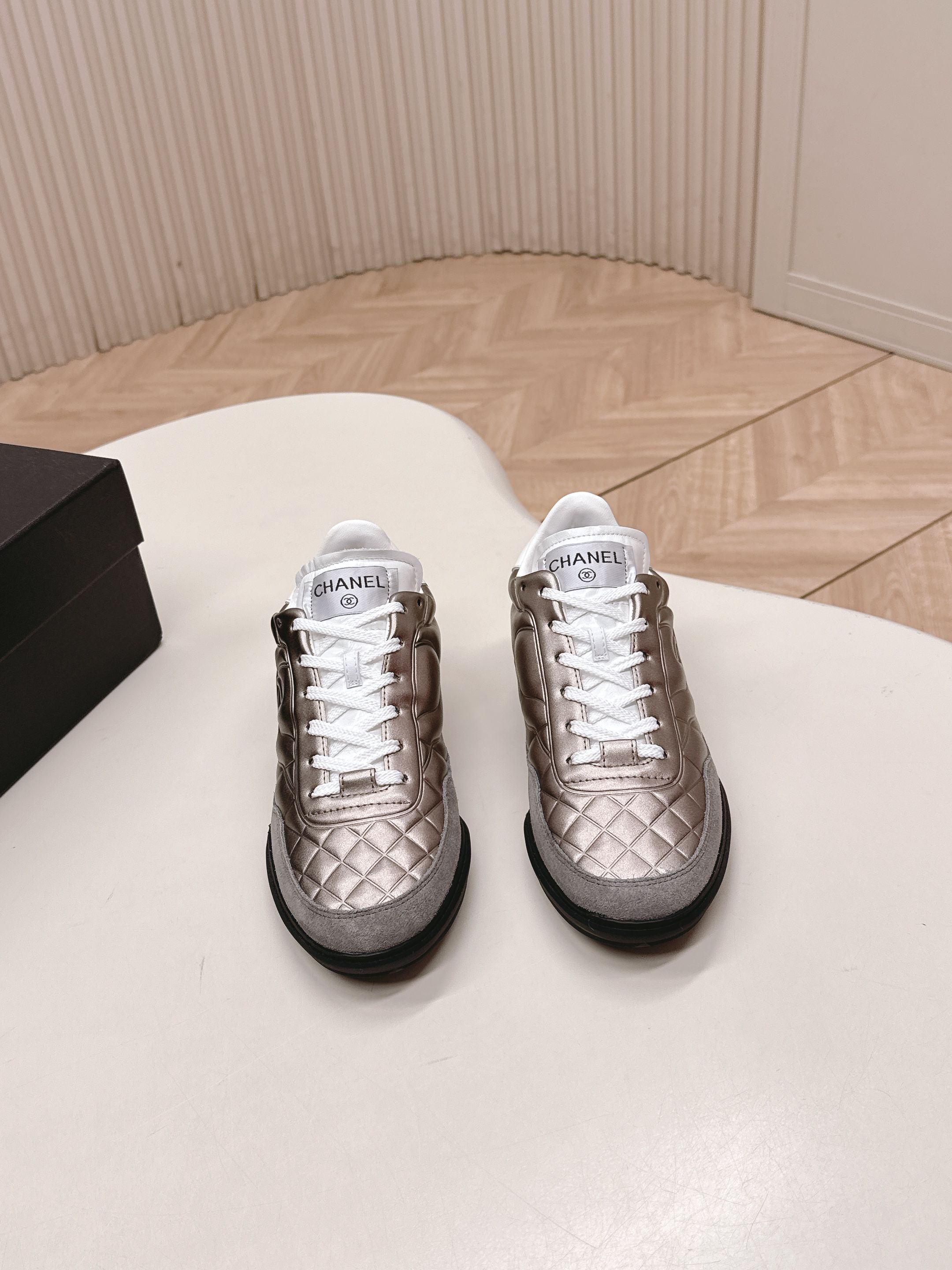 NO:592888,Out of Chanel Chanel 25N series moral shoes, rhombus lambskin sports shoes, baseball shoes, must-have for coco girls, versatile style, super comfortable, very fashionable, classic and versatile, very elegant and casual when worn, perfect for matching shorts and skirts, original custom cowhide leather + suede suede upper, original imported lambskin lining, original molded rubber + TPU combination Size:  35-40,casual shoes/sports shoes,chanel,chanel,sneakers,skirts,shorts,cowhide,sheepskin19860909出 Chanel 香奈儿25N系列 德训鞋 菱格纹小羊皮运动鞋棒球鞋 coco女孩必入  款式百搭不出错 超级舒服 时尚感极强 经典百搭 穿上巨秀气随性 是搭配短裤与短裙点睛之笔 鞋面原版定制牛皮+牛反绒 原版进口小羊皮内里 原版开模橡胶+TPU组合  Size: 35-40,休闲鞋/运动鞋,chanel,chanel,sneakers,skirts,shorts,cowhide,sheepskin,Women's Shoes