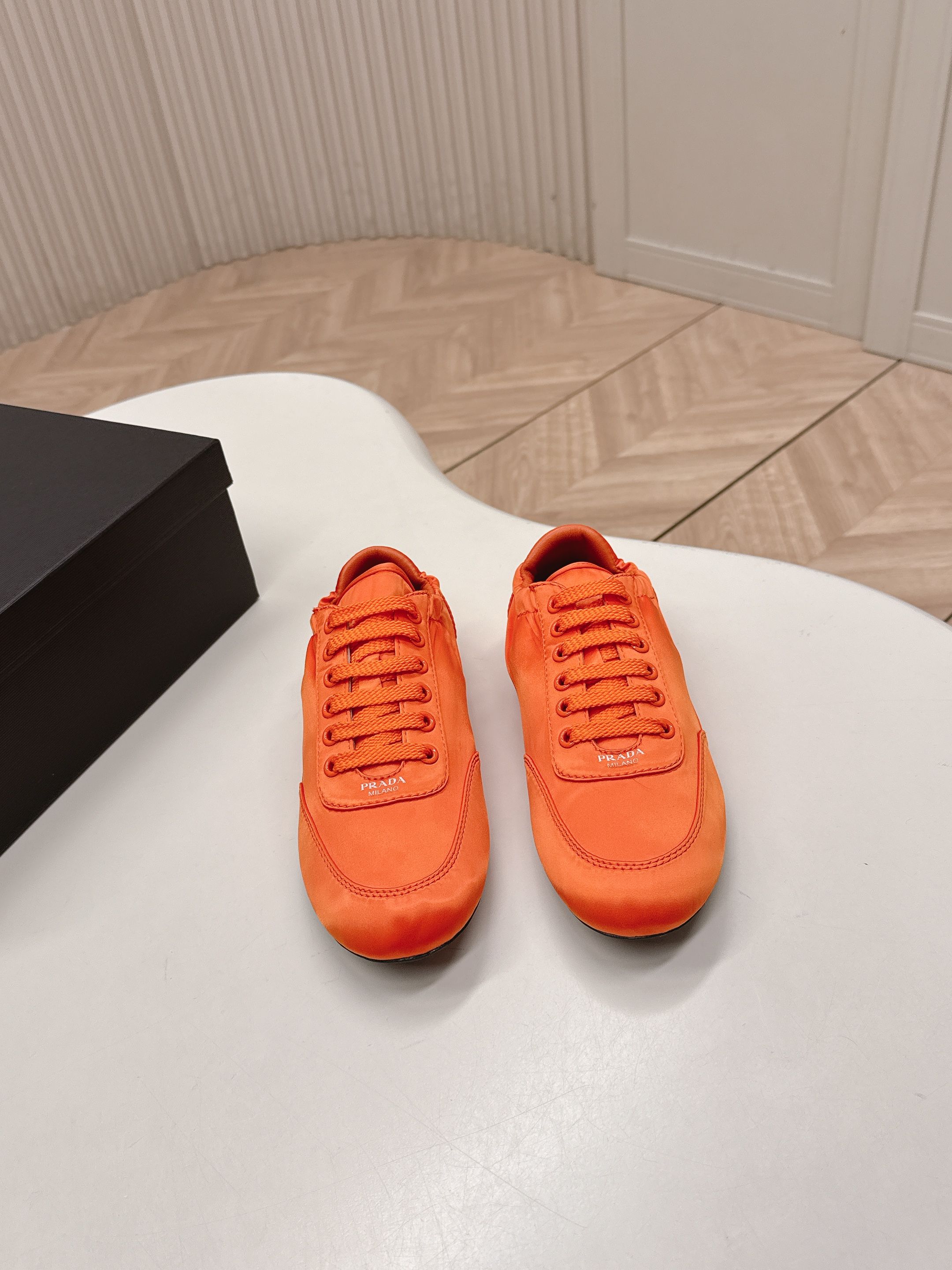 NO:694719,, Prada Prada P home 26ssfw~new new lace-up casual shoes ballet shoes low-key luxury lazy shoes, the best choice for the rich!  The soft rubber sole is known as the feeling of stepping on clouds ~ 100% comfort. The upper is made of delicate material, and the shoe shape is full of wrapping, soft and textured!  Full of high-end feel!  Upper silk cloth lining sheepskin + cloth sole rubber sole Size 35-39 (40.41 customization is not returnable), casual shoes/sports shoes, prada, prada, sneakers, sheepskin, real silk19860909,Prada普拉达P家26ssfw～new新款系带休闲鞋芭蕾舞鞋 低调奢华懒人鞋,富人的不二选择！ 软胶底素有踩云感之称～舒适度百分百 细腻材质鞋面,鞋型包裹感十足,柔和而有质感！高级感满满！ 鞋面 真丝布 内里 羊皮+布 鞋底 橡胶底 Size 35-39（40.41定制不退换）,休闲鞋/运动鞋,prada,prada,sneakers,sheepskin,real silk,Women's Shoes