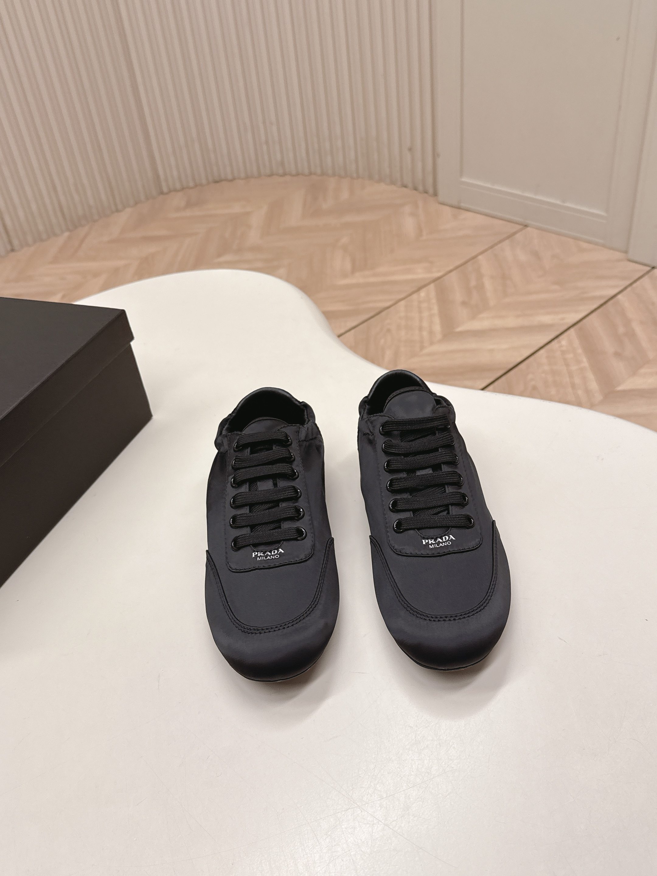 NO:669883,Out of Prada Prada P home 26ssfw~new new lace-up casual shoes ballet shoes low-key luxury slip-ons, the best choice for the rich!  The soft rubber sole is known as the feeling of stepping on clouds ~ 100% comfort. The upper is made of delicate material, and the shoe shape is full of wrapping, soft and textured!  Full of high-end feel!  Upper silk cloth lining sheepskin + cloth sole rubber sole Size 35-39 (40.41 customization is not returnable), casual shoes/sports shoes, prada, prada, sneakers, sheepskin, real silk19860909出 Prada普拉达P家26ssfw～new新款系带休闲鞋芭蕾舞鞋 低调奢华懒人鞋,富人的不二选择！ 软胶底素有踩云感之称～舒适度百分百 细腻材质鞋面,鞋型包裹感十足,柔和而有质感！高级感满满！ 鞋面 真丝布 内里 羊皮+布 鞋底 橡胶底 Size 35-39（40.41定制不退换）,休闲鞋/运动鞋,prada,prada,sneakers,sheepskin,real silk,Women's Shoes