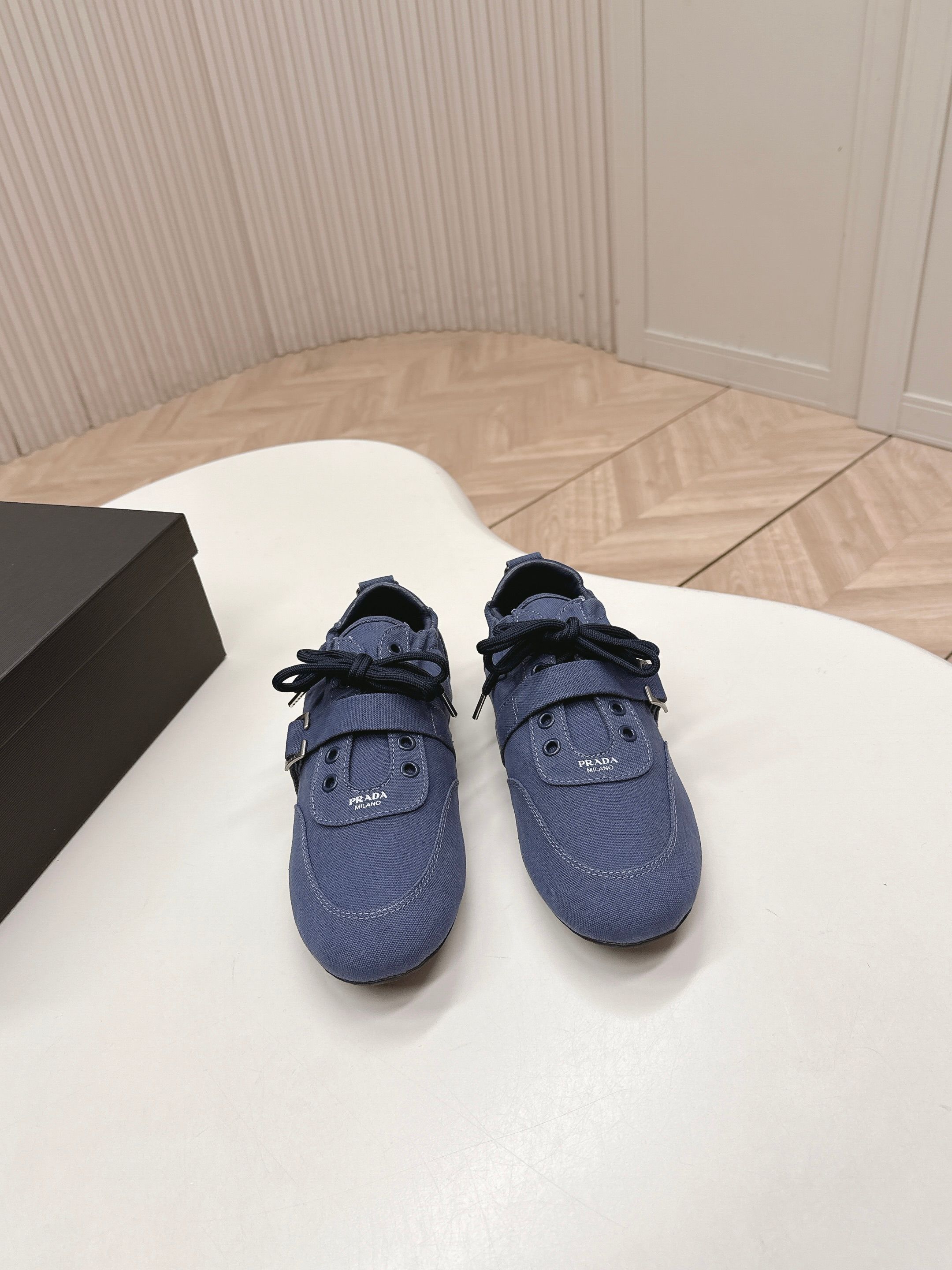 NO:669887,Out of Prada Prada P home 26ssfw ~ new new lace-up buckle casual shoes ballet shoes low-key luxury lazy shoes, the best choice for the rich!  The soft rubber sole is known as the feeling of stepping on clouds ~ 100% comfort. The upper is made of delicate material, and the shoe shape is full of wrapping, soft and textured!  Full of high-end feel!  Upper, washed cloth, lining, sheepskin + cloth, sole, rubber sole, Size 35-39 (40.41 customized, non-returnable), casual shoes/sports shoes, prada, prada, sneakers, sheepskin19860909出 Prada普拉达P家26ssfw～new新款系带扣休闲鞋芭蕾舞鞋 低调奢华懒人鞋,富人的不二选择！ 软胶底素有踩云感之称～舒适度百分百 细腻材质鞋面,鞋型包裹感十足,柔和而有质感！高级感满满！ 鞋面 水洗布 内里 羊皮+布 鞋底 橡胶底 Size 35-39（40.41定制不退换）,休闲鞋/运动鞋,prada,prada,sneakers,sheepskin,Women's Shoes