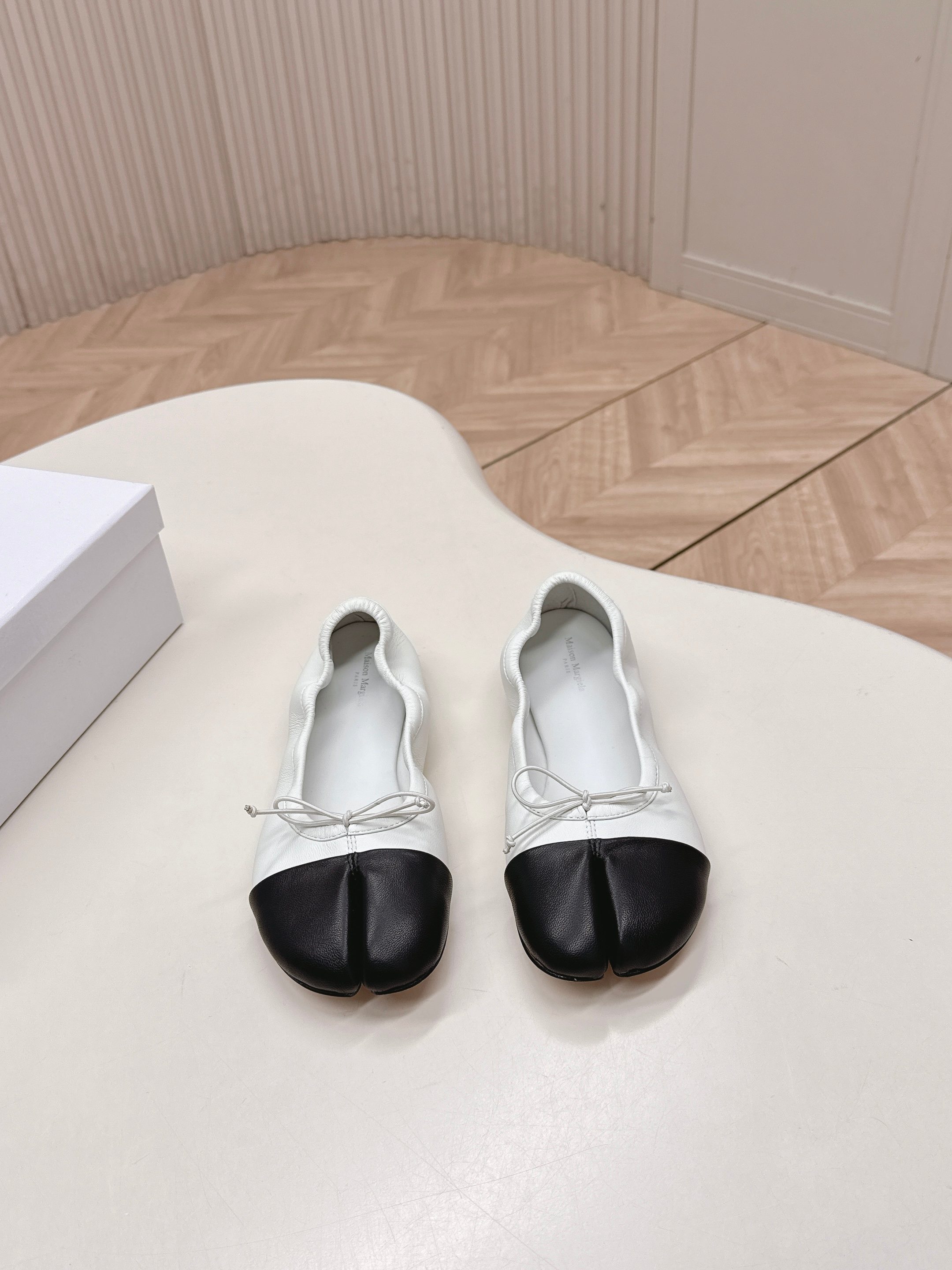 NO:669879,Out of Maison Margiela · MM6 Margiela 2026 Spring and Summer New Retro Mary Jane Split Toe Shoes - Ballet Shoes —————— MM6 is the most popular genius designer brand in the past two years. Its simple design and luxurious texture will make you fall in love with it. If you don’t want to hit the streets, you can check out this brand. It is relatively niche but is so easy to match. You can see this brand everywhere on Instagram and Xiaohongshu!  BS original one-to-one customization, original custom-made sheepskin upper, imported sheepskin lining, original Italian leather outsole, size 35-39 (40 can be customized), single shoes, masion margiela, masion margiela, mary jane, sheepskin, Leather soles19860909出 Maison Margiela· MM6马吉拉 2026 春夏新款 复古玛丽珍分趾单鞋—芭蕾舞鞋——————— MM6作为这两年最受欢迎的鬼才设计师品牌,设计简单、奢华的质感让你爱不释手 不想满大街撞款的可以看看这个品牌,比较小众却又是那么好搭配,ins、小红书随处可见这个品牌的身影 ！BS原版一比一定制 鞋面原版特定制羊皮 内里进口羊皮 大底原版意大利真皮大底 码数35-39（40可定做）,单鞋,masion margiela,masion margiela,mary jane,sheepskin,Leather soles,Women's Shoes