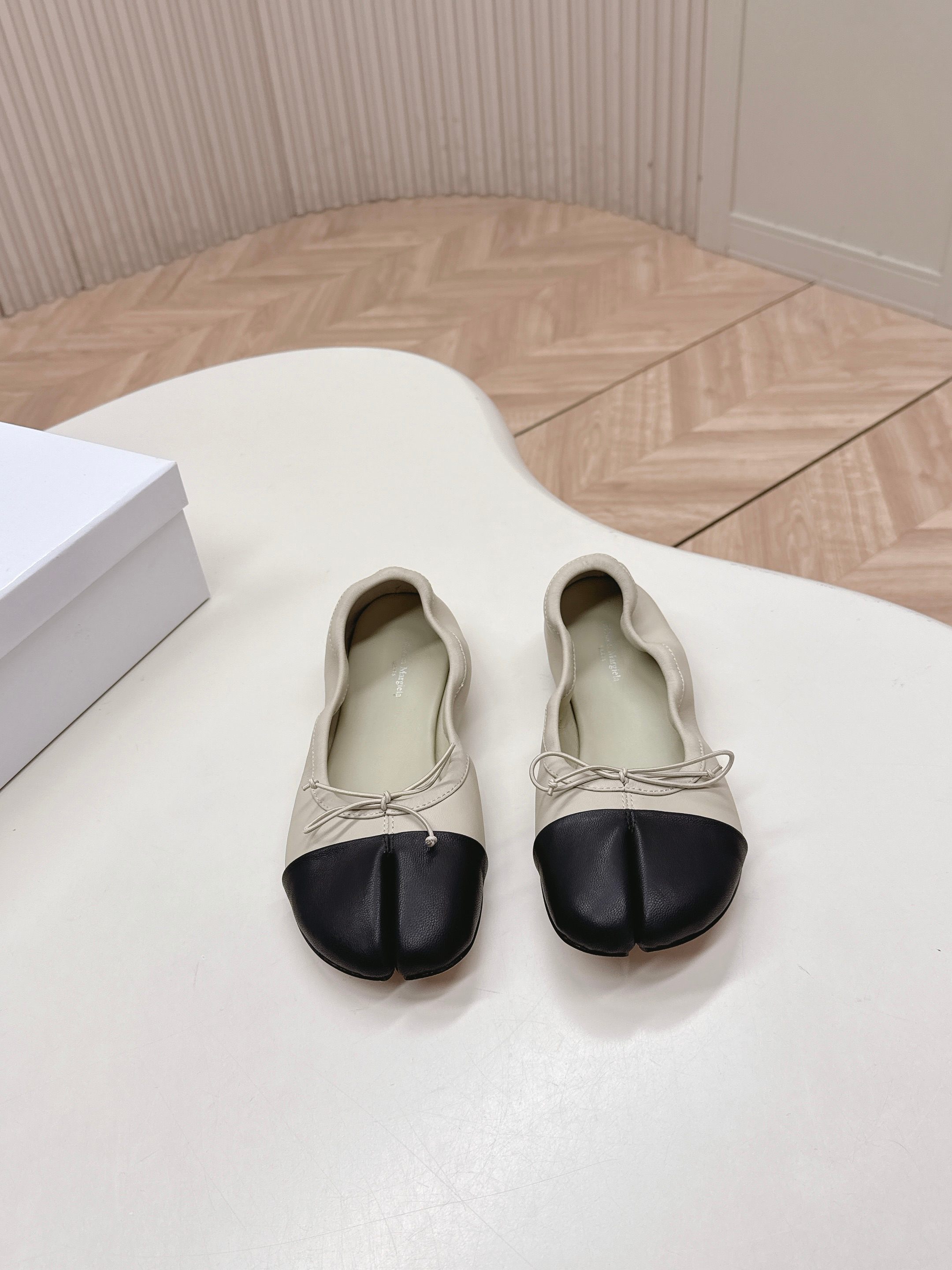 NO:669881,Out of 280 Maison Margiela · MM6 Margiela 2026 Spring and Summer New Retro Mary Jane Split-Toe Shoes - Ballet Shoes —————— MM6 is the most popular genius designer brand in the past two years. Its simple design and luxurious texture will make you put it down. If you don’t want to hit the streets, you can check out this brand. It is relatively niche but is so easy to match. You can see this brand everywhere on Instagram and Xiaohongshu!  BS original one-to-one customization, original custom-made sheepskin upper, imported sheepskin lining, original Italian leather outsole, size 35-39 (40 can be customized), single shoes, masion margiela, masion margiela, mary jane, sheepskin, Leather soles19860909出280Maison Margiela· MM6马吉拉 2026 春夏新款 复古玛丽珍分趾单鞋—芭蕾舞鞋——————— MM6作为这两年最受欢迎的鬼才设计师品牌,设计简单、奢华的质感让你爱不释手 不想满大街撞款的可以看看这个品牌,比较小众却又是那么好搭配,ins、小红书随处可见这个品牌的身影 ！BS原版一比一定制 鞋面原版特定制羊皮 内里进口羊皮 大底原版意大利真皮大底 码数35-39（40可定做）,单鞋,masion margiela,masion margiela,mary jane,sheepskin,Leather soles,Women's Shoes