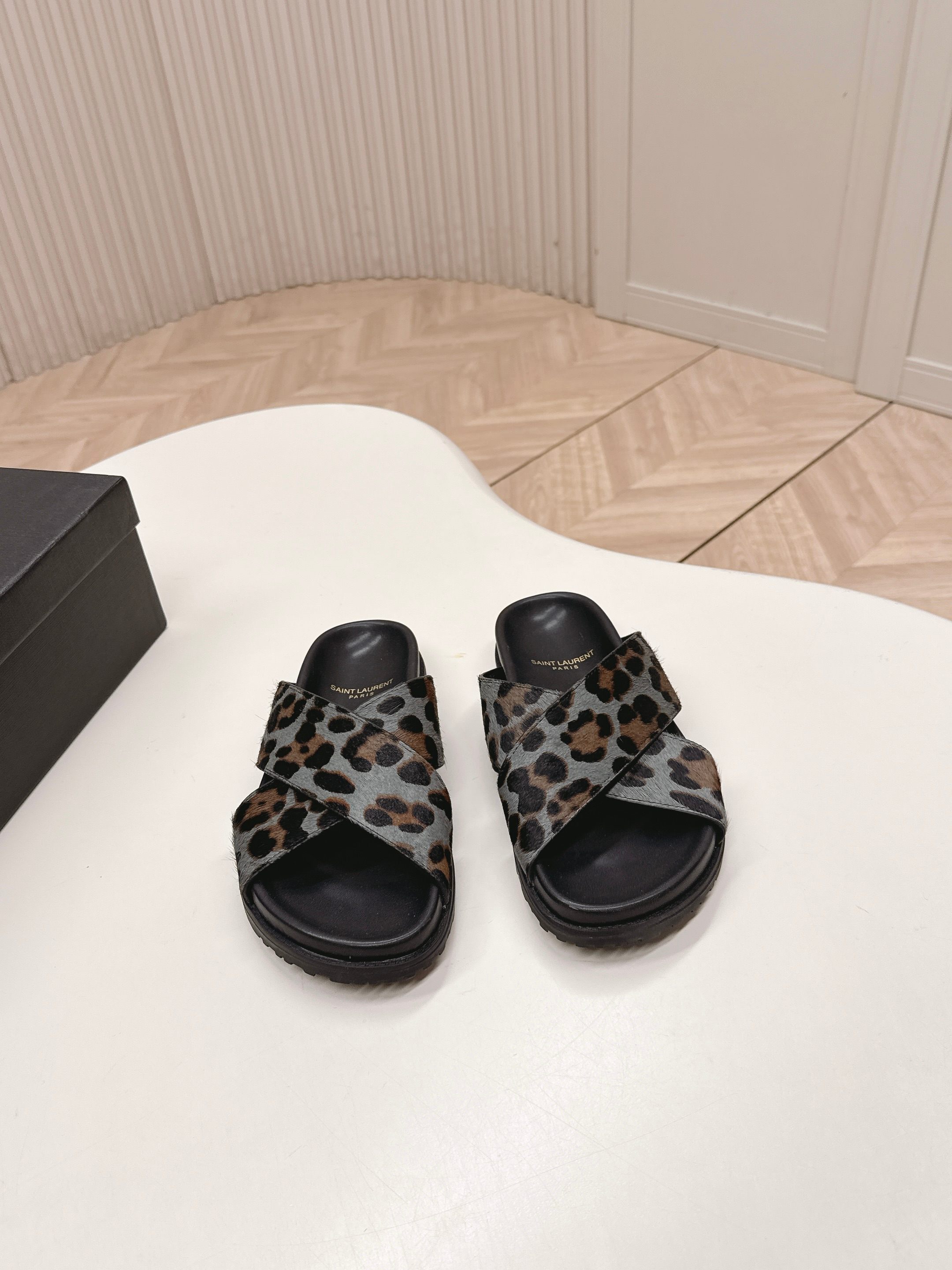 NO:669902,Out of Saint Laurent YSL 26 new sandals. This flat sandal is reminiscent of the rock and glam aesthetic style during the period when Hedi Slimane was in charge of SAINT LAURENT PARIS. The simple shoe shape is paired with bold animal prints and luxurious materials to create the brand's unique signature style.  The upper is made of luxurious horsehair material, and the horsehair print on the cross straps adds strong visual impact and elegance to the feet. The thick flat-soled design ensures comfortable wearing while maintaining a modern feel. 35-40, slippers, saint laurent, saint laurent, saint laurent, sandals, slippers19860909出 圣罗兰 YSL 26 新款凉拖鞋 这款平底凉鞋让人联想起Hedi Slimane执掌SAINT LAURENT PARIS时期摇滚与华丽的美学风格.简约的鞋型搭配大胆的动物纹印花和奢华的材质,打造出品牌独树一帜的标志性风格. 鞋面采用奢华的马毛材质,交叉绑带上的马毛印花为双脚增添了强大的视觉冲击力和优雅气质.厚实的平底设计确保穿着舒适,同时又不失现代感.35-40,拖鞋,saint laurent,saint laurent,saint laurent,sandals,slippers,Women's Shoes