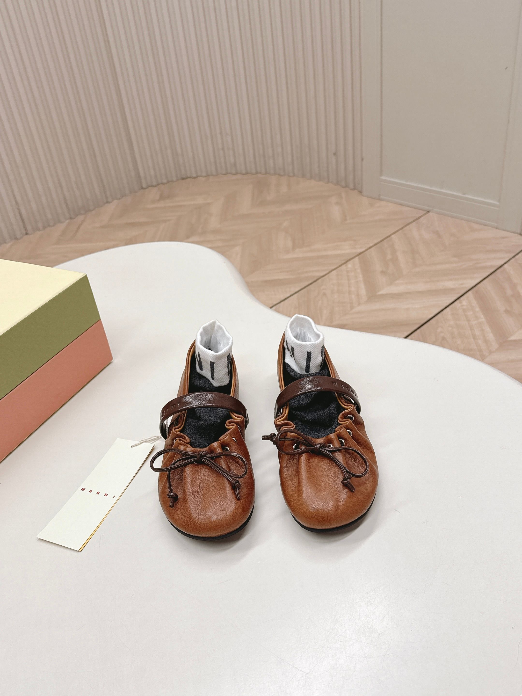 NO:679425,, Don’t be less 10 Marni | 26ss ballet shoes, dream shoes, one foot on the clouds. The soft leather pleated fungus-edged bow design is really eye-catching. It is relaxed and exquisite. Paired with a suit, it looks like a lazy intellectual, and paired with a long skirt, it is gentle! It is super comfortable on the feet, and the foot feels as soft and waxy as sports shoes. Sheepskin inside and outside  Size 35-40, ballet shoes, marni, sneakers, skirts, business suit, sheepskin19860909,不要祙子少10  Marni|26ss芭蕾舞鞋,梦中情鞋,一脚踩在云朵上 软皮褶皱感木耳边蝴蝶结设计确实一眼心动呀.充松弛又精致.配西装是懒散知识分子,配长裙是温柔本身!上脚超舒服呀,运动鞋一样软软糯糯的脚感 里外羊皮 码数35-40,芭蕾舞鞋,marni,sneakers,skirts,business suit,sheepskin,Women's Shoes