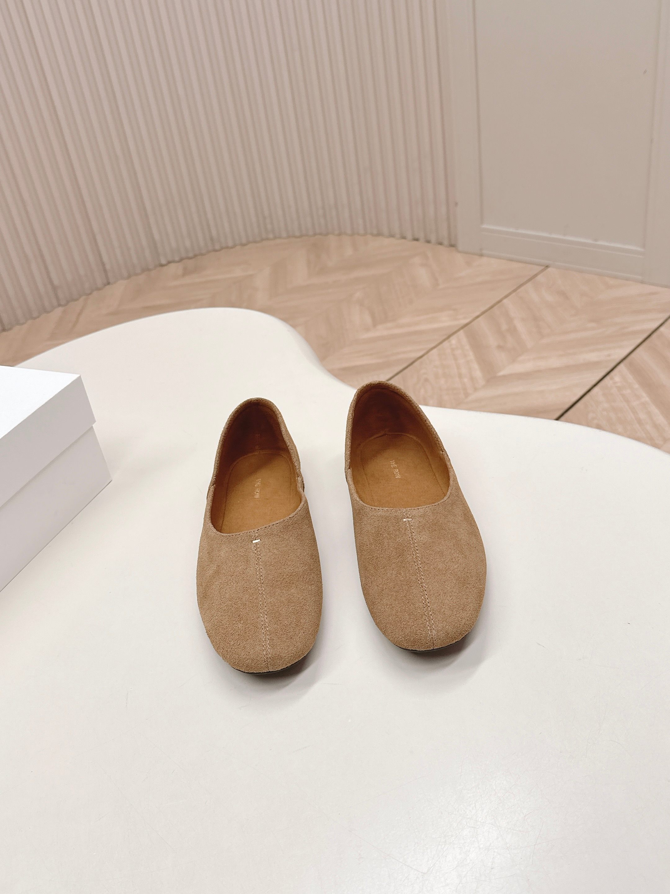 NO:694713,, The Row 25ss new spring and summer minimalist loafers, granny shoes, single shoes, classic upgrades, unique shoe shape, the foot will feel much more comfortable, the sole of the foot is visually wider, more relaxed, and more friendly to wide feet!  Upper cowhide, leather lining, outsole original molded Italian leather outsole Size#35-41 (40.41 customization is not returnable), loafers, loafers, cowhide, Leather soles19860909,The Row 25ss 春夏新款 极简乐福鞋 奶奶鞋 单鞋 经典升级 独特鞋型 脚感会舒适不少,脚掌视觉上加宽了,更具松弛感,对宽脚越加友好！ 鞋面牛猄 牛皮里 大底原版开模意大利真皮大底 Size#35-41（40.41定制不退换）,乐福鞋,loafers,cowhide,Leather soles,Women's Shoes