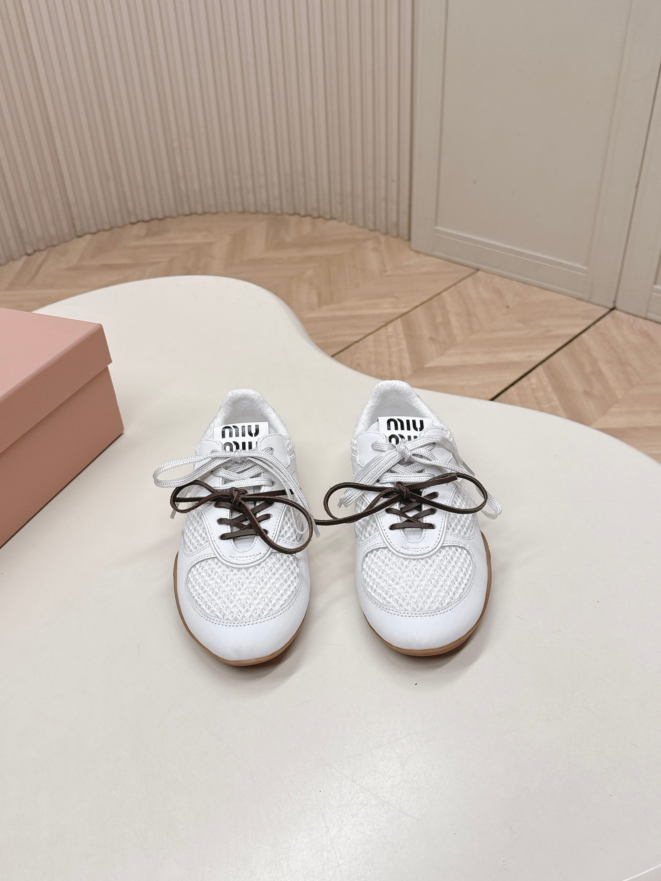 NO:696002,Miu Miu 26 new early spring catwalk MiuMiu ethics shoes casual sports shoes Casual shoes show craftsmanship details from the Miu Miu series The trend of the new season is the concept of love at the moment, multiple collisions, conveying modern style~ It looks good no matter how you wear it. This summer’s fashionista’s favorite material Imported cowhide/mesh fabric Lining breathable mesh Outsole original molded TPU rubber sole  Size 35-40 (40, 41 customized), casual shoes/sports shoes, miumiu, sneakers, cowhide19860909Miu Miu 26早春新款走秀MiuMiu 德训鞋 休闲运动鞋 休闲鞋秀场工艺来自Miu Miu系列的细节特写 新季的潮流此刻挚爱的概念,多元对撞,传达现代风格~ 怎么穿都好看今夏时髦精最爱 面料进口牛皮/网布 内里透气网 大底原版开模TPU橡胶鞋底 码数35-40（40、41订做）,休闲鞋/运动鞋,miumiu,sneakers,cowhide,Women's Shoes