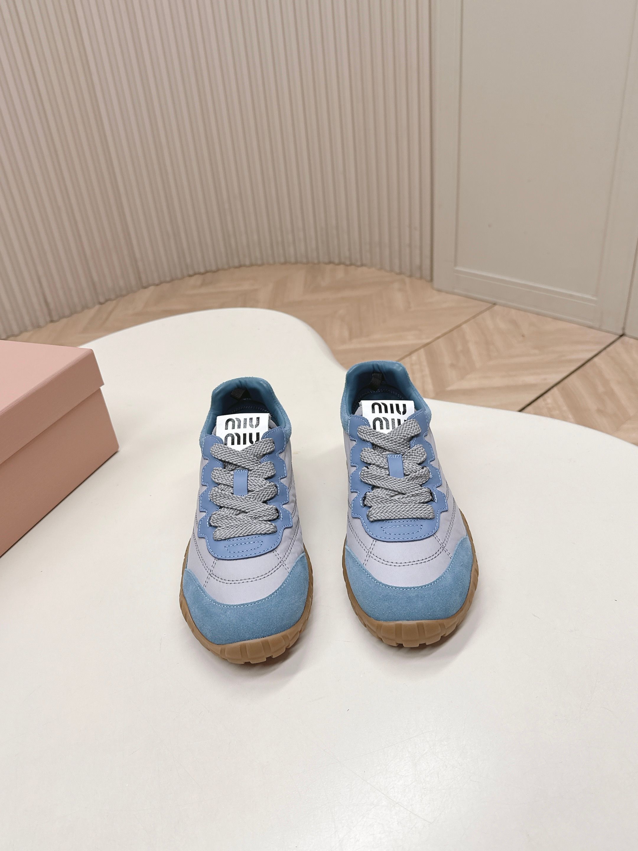 NO:696003,Miu Miu 26 new early spring catwalk MiuMiu ethics shoes casual sports shoes Casual shoes show craftsmanship details from the Miu Miu series The trend of the new season is a beloved concept at the moment, multiple collisions, conveying modern style~ It looks good no matter how you wear it, this summer’s fashionista’s favorite material Imported cowhide/matched nylon cloth Lining sheepskin Outsole Original molded TPU rubber sole  Size 35-40 (40, 41 customized), casual shoes/sports shoes, miumiu, sneakers, cowhide, sheepskin19860909Miu Miu 26 早春新款走秀MiuMiu 德训鞋 休闲运动鞋 休闲鞋秀场工艺来自Miu Miu系列的细节特写 新季的潮流此刻挚爱的概念,多元对撞,传达现代风格~ 怎么穿都好看今夏时髦精最爱 面料进口牛皮/对版尼龙布 内里羊皮 大底原版开模TPU橡胶鞋底 码数35-40（40、41订做）,休闲鞋/运动鞋,miumiu,sneakers,cowhide,sheepskin,Women's Shoes