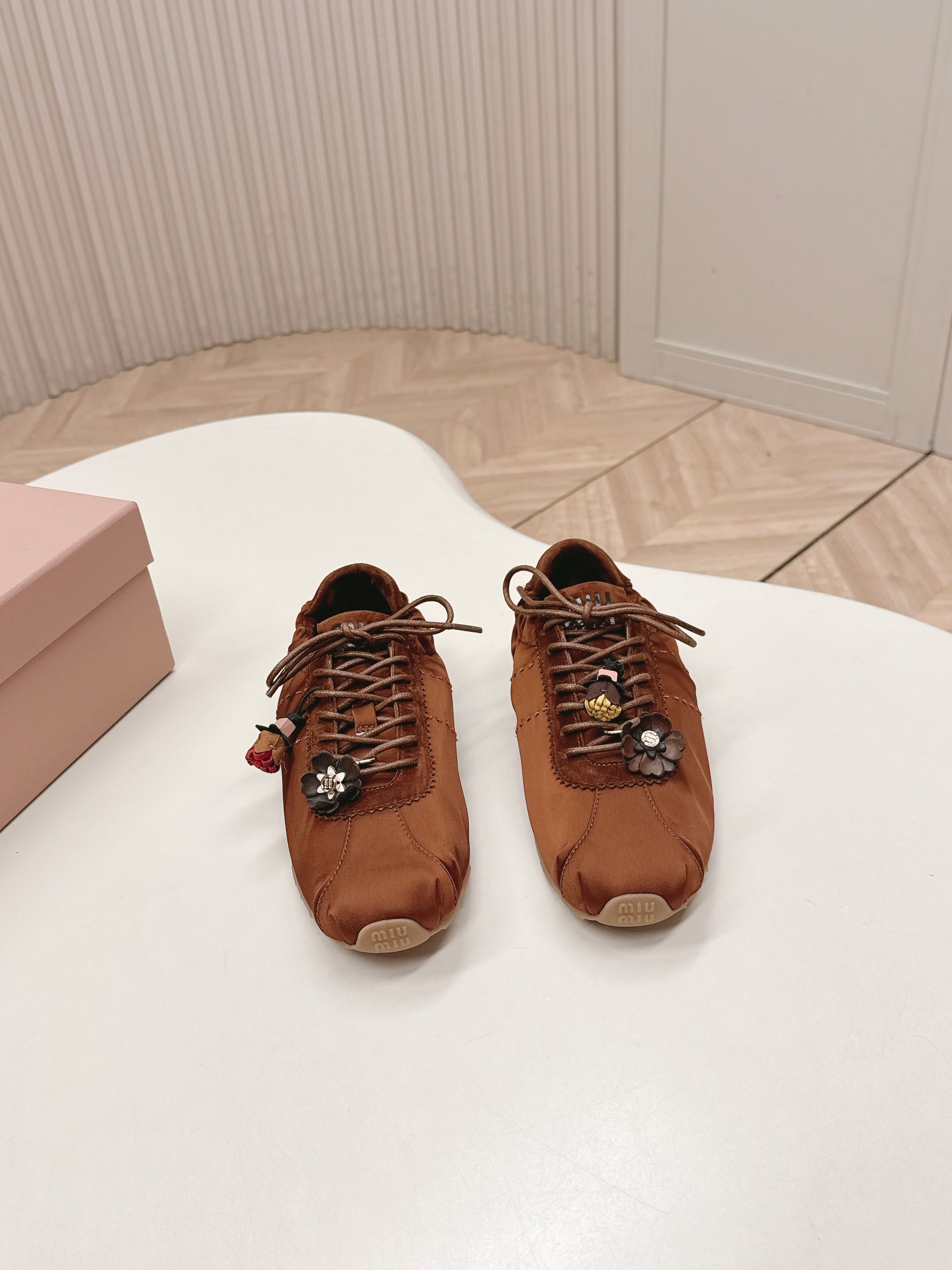NO:695077,,Miu Miu 26 new early spring catwalk MiuMiu moral shoes casual sports shoes casual shoes show craftsmanship details from the Miu Miu series The trend of the new season is the concept of love at the moment, multiple collisions, conveying modern style~ It looks good no matter how you wear it, this summer’s fashionista’s favorite fabric imported cowhide/silk lining custom sheepskin outsole original molded TPU rubber sole  Size 35-40 (40.41 customized, non-refundable), ballet shoes, miumiu, sneakers, cowhide, sheepskin19860909,Miu Miu 26 早春新款走秀MiuMiu 德训鞋 休闲运动鞋 休闲鞋秀场工艺来自Miu Miu系列的细节特写 新季的潮流此刻挚爱的概念,多元对撞,传达现代风格~ 怎么穿都好看今夏时髦精最爱 面料进口牛皮/丝绸 内里定制羊皮 大底原版开模TPU橡胶鞋底 码数35-40（40.41定制不退换）,芭蕾舞鞋,miumiu,sneakers,cowhide,sheepskin,Women's Shoes